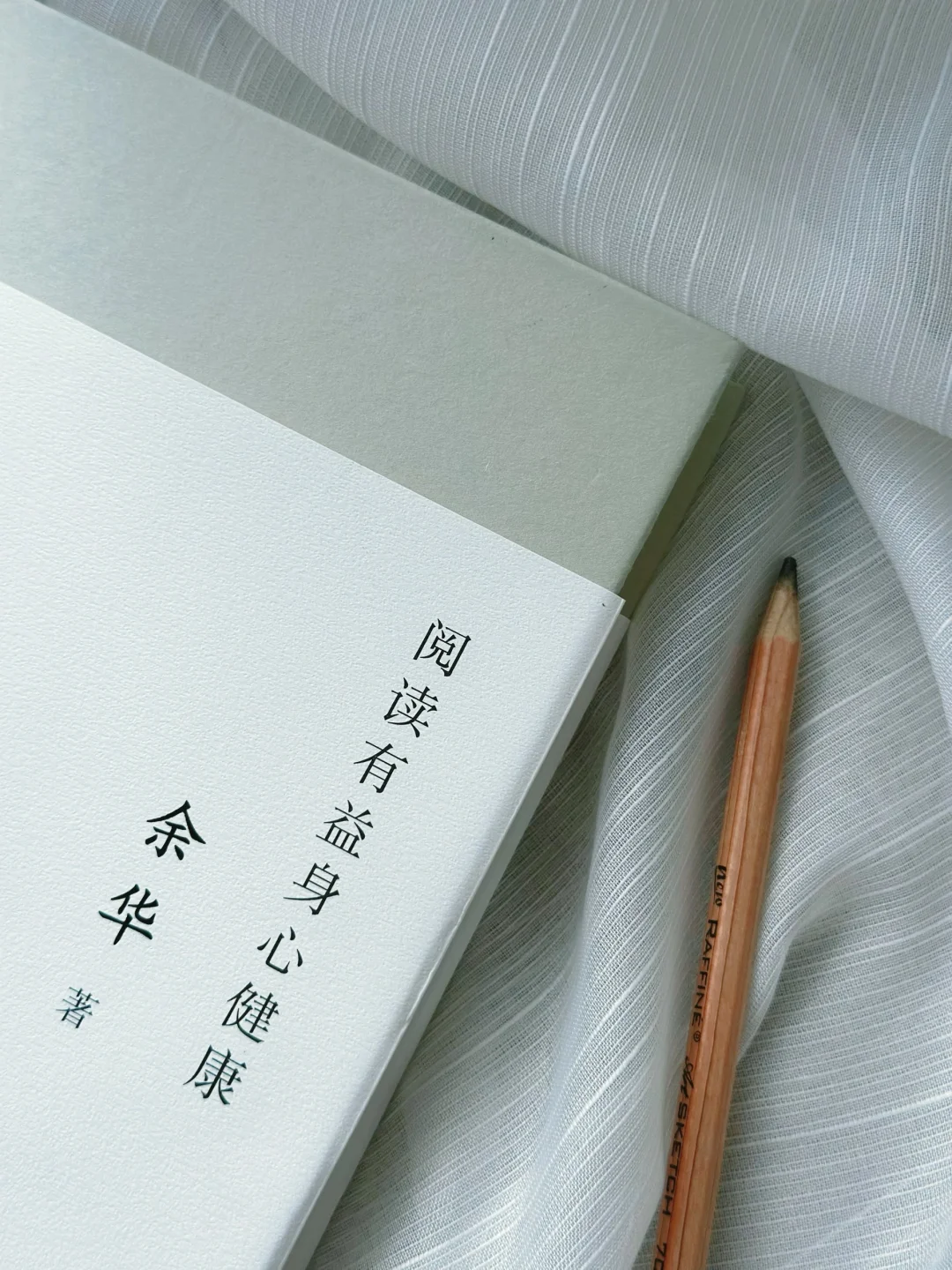 文字脱离日常语境，展现一个更为真实的世界。