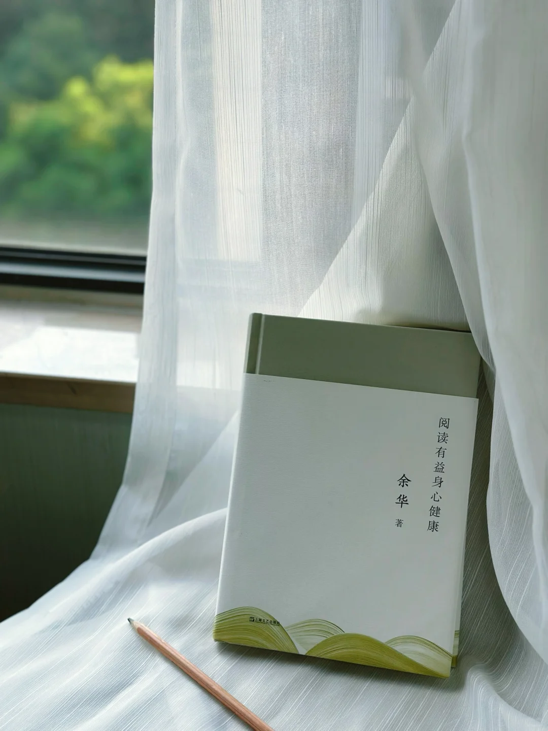 文字脱离日常语境，展现一个更为真实的世界。