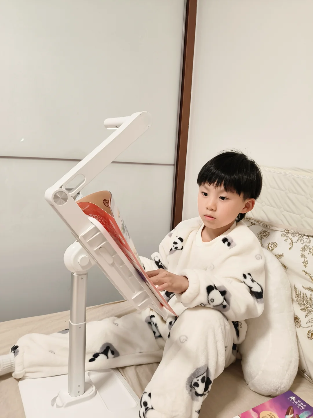 今晚看书不用低头了！