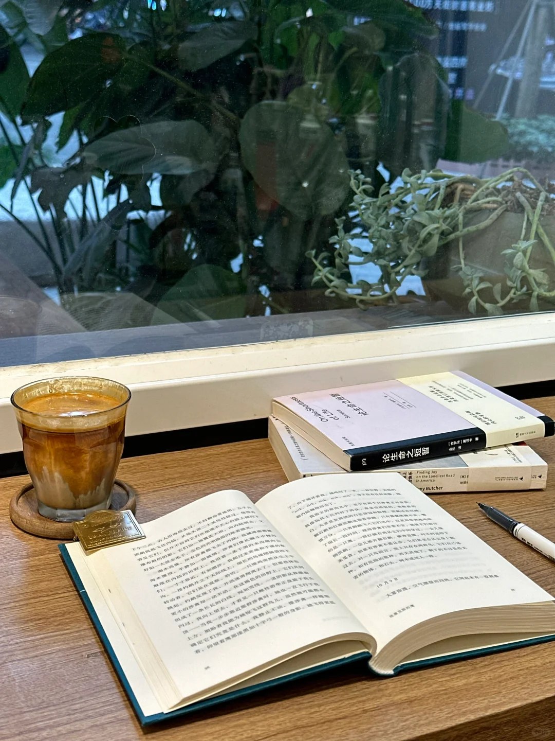 “生活重复但很自由，就饮咖、阅读。”