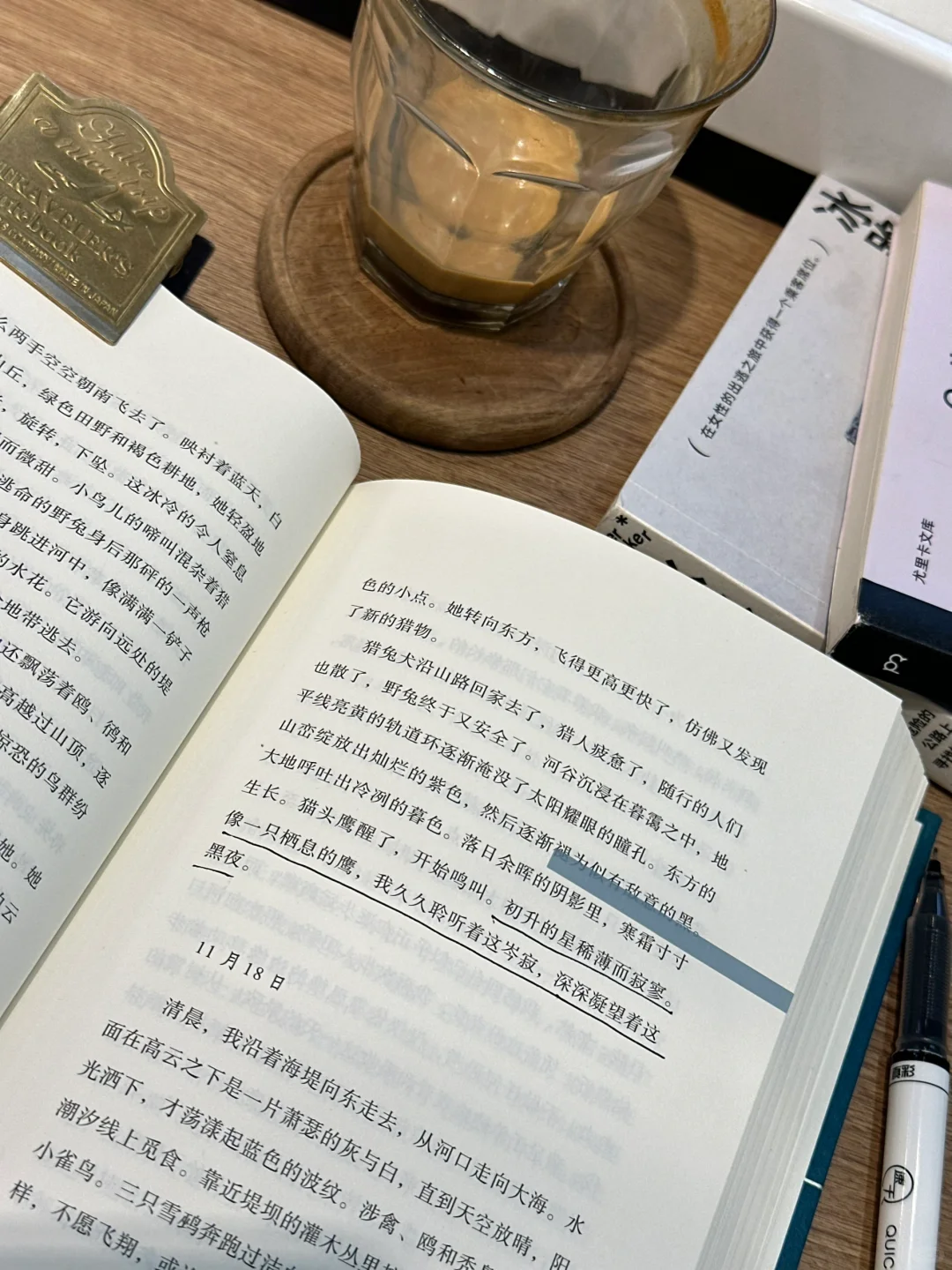 “生活重复但很自由，就饮咖、阅读。”