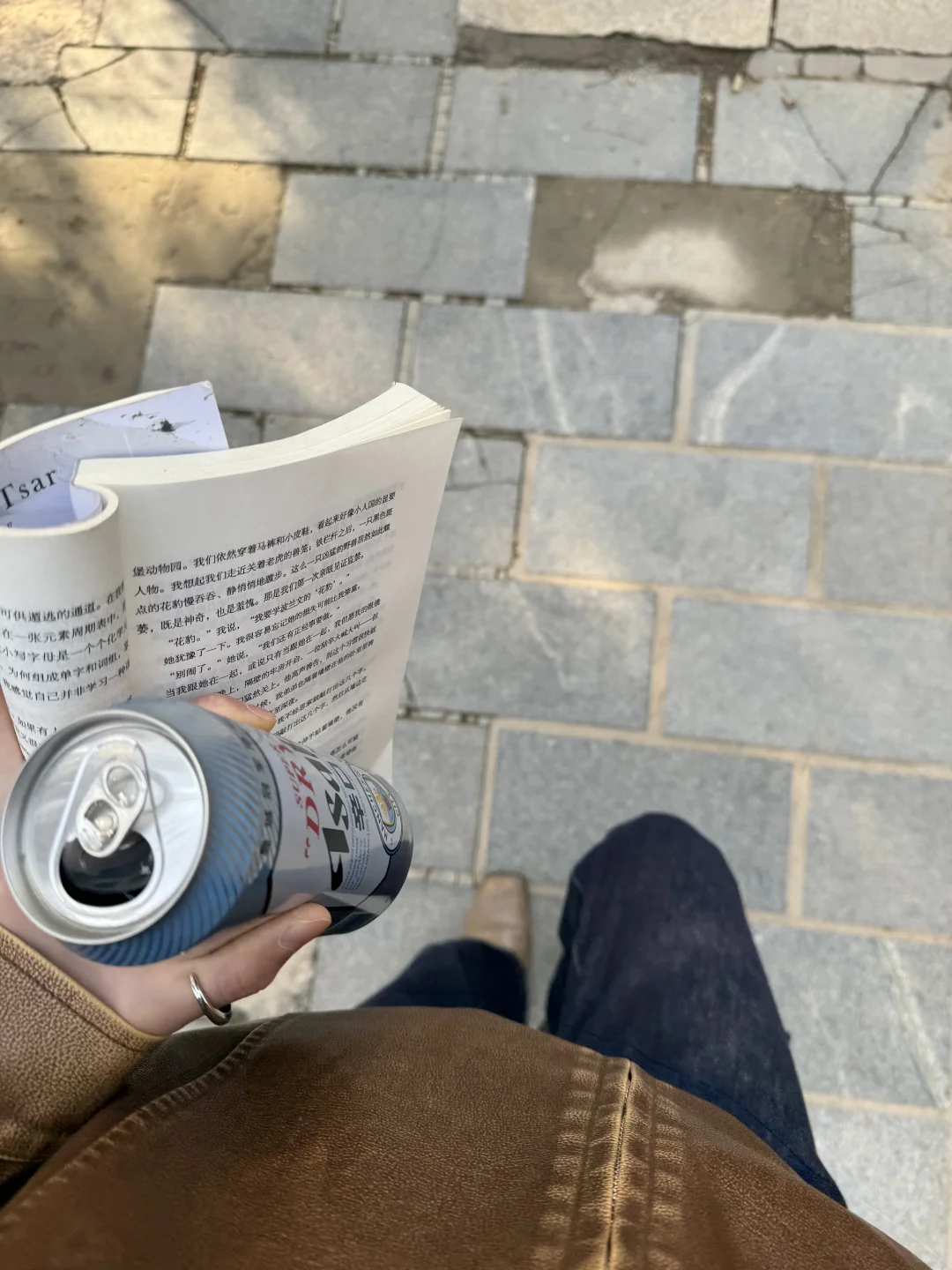 周末只干一件事 带着啤酒去海边看闲书📖