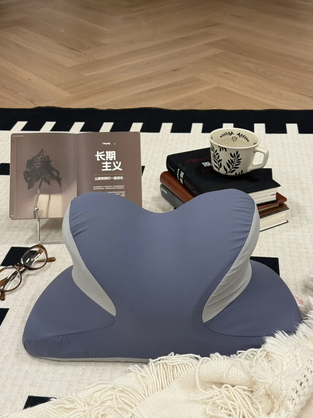📚 舒适阅读新体验：趴着也能享受的惬意