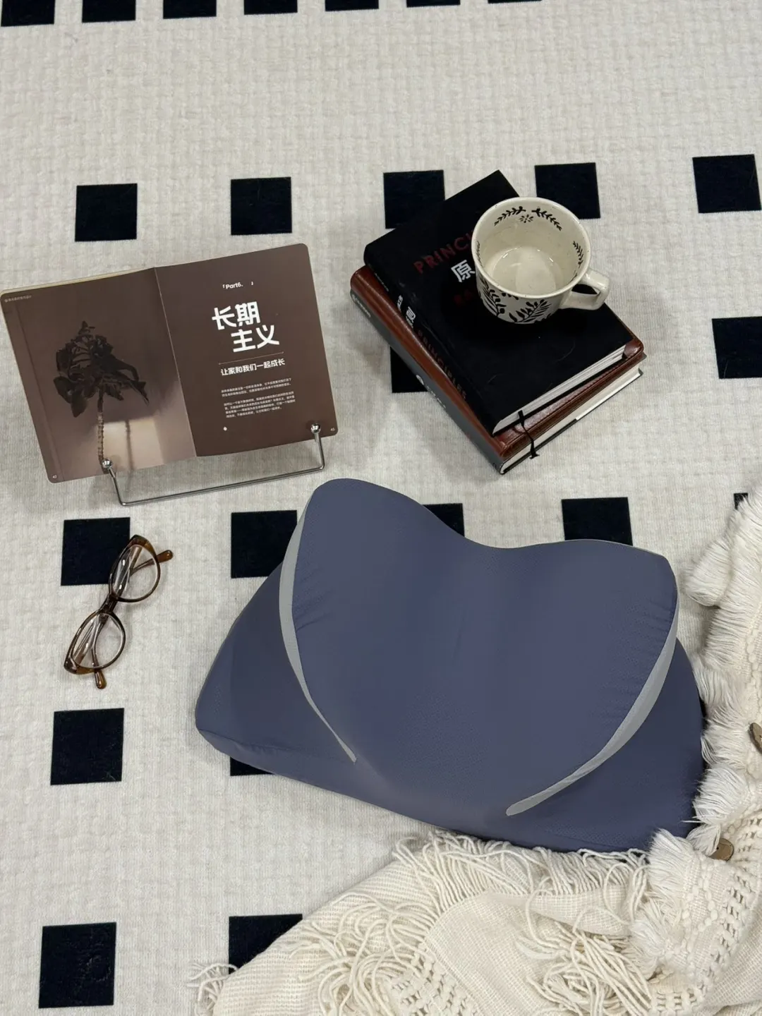 📚 舒适阅读新体验：趴着也能享受的惬意