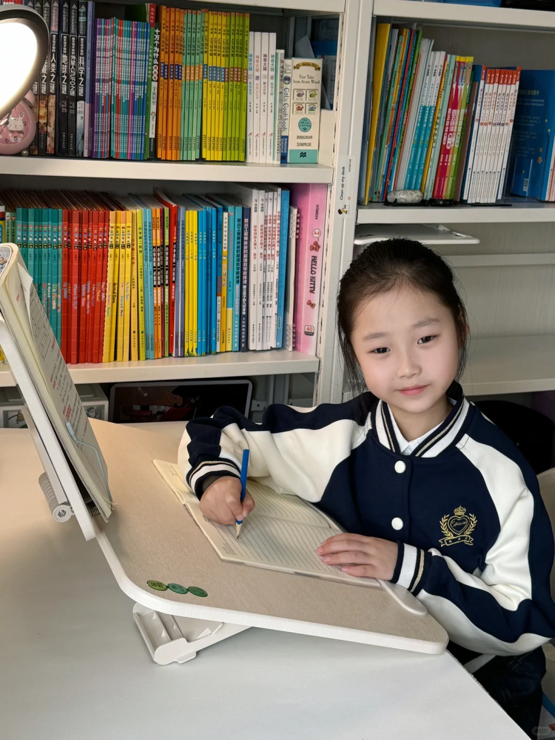 书架一歪，草稿本课本各就各位