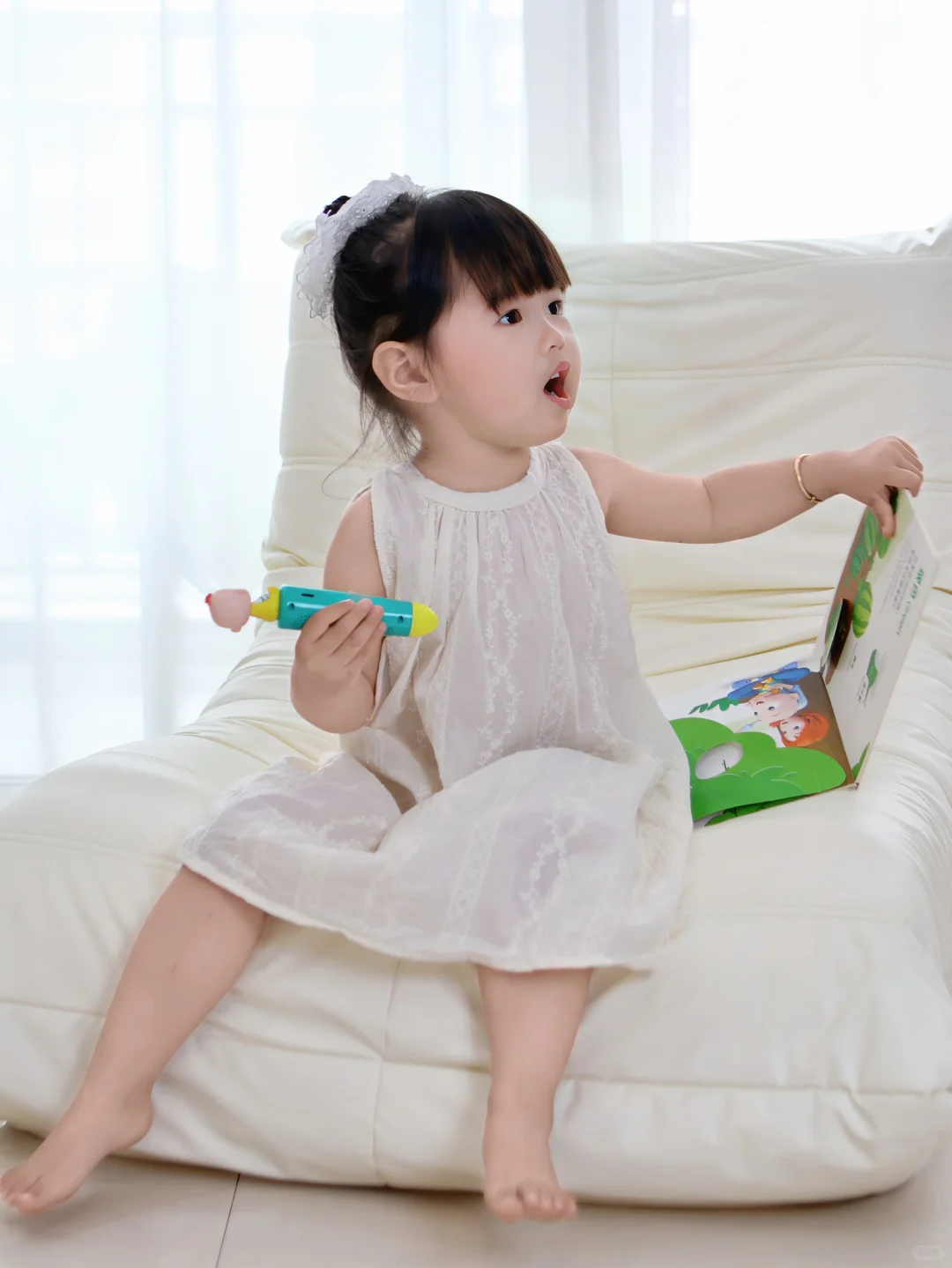 探索书的世界：小小幼儿的阅读时光