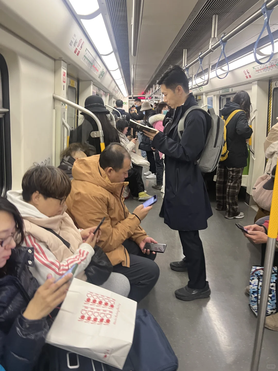 2024年，在北京地铁上看书的人