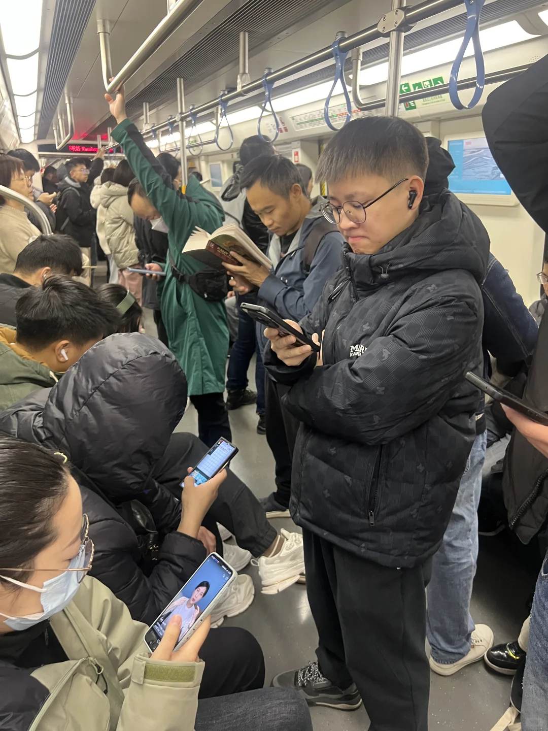 2024年，在北京地铁上看书的人