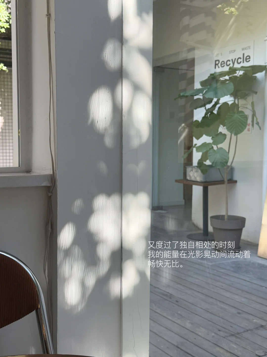 我经常一个人读书喝咖啡。