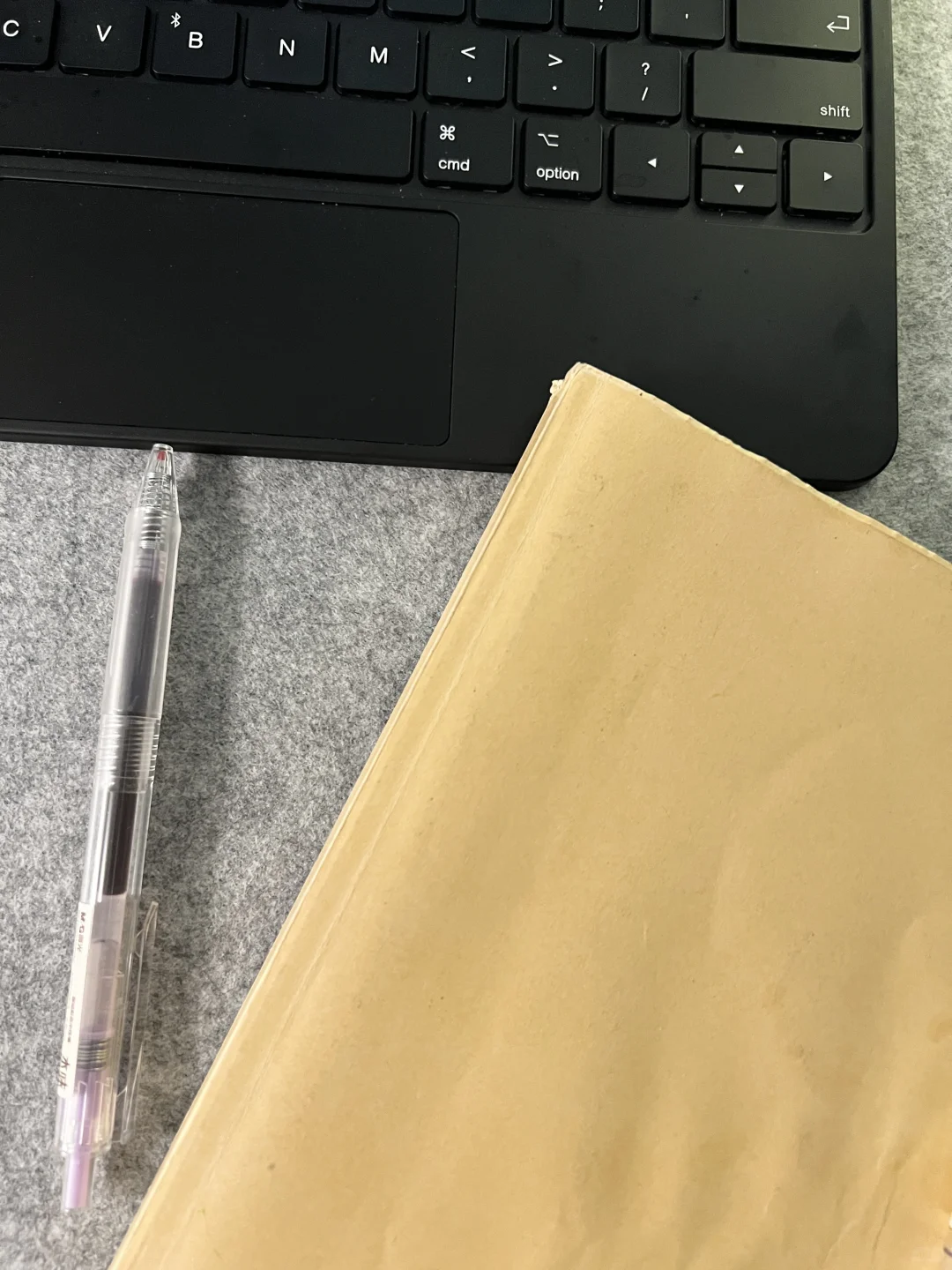 工作日的晚上，静静在窗前看书的幸福