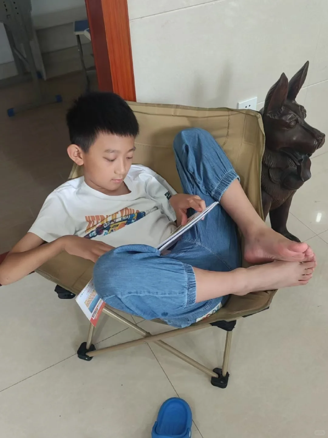 放假在家的阅读松弛感，这姿势太“皮