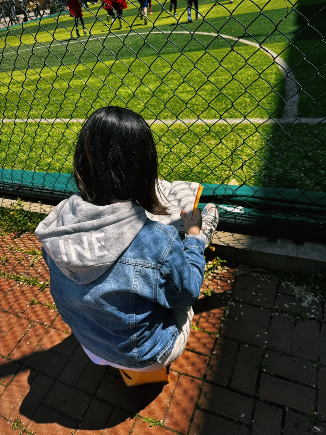 阳光下，绿茵旁，带娃看书两不误📚