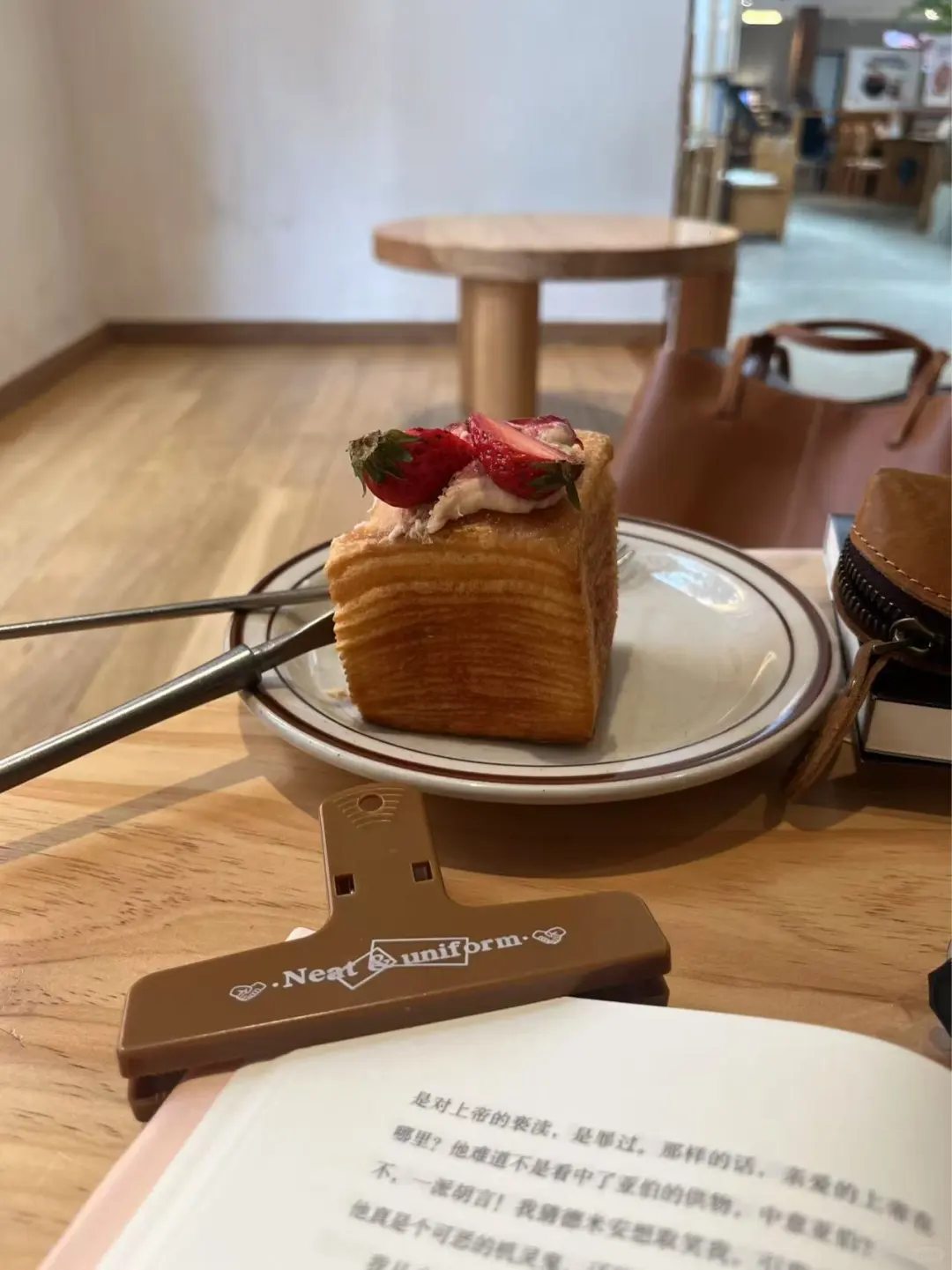 盛夏出门的动力：去咖啡店阅读2小时。