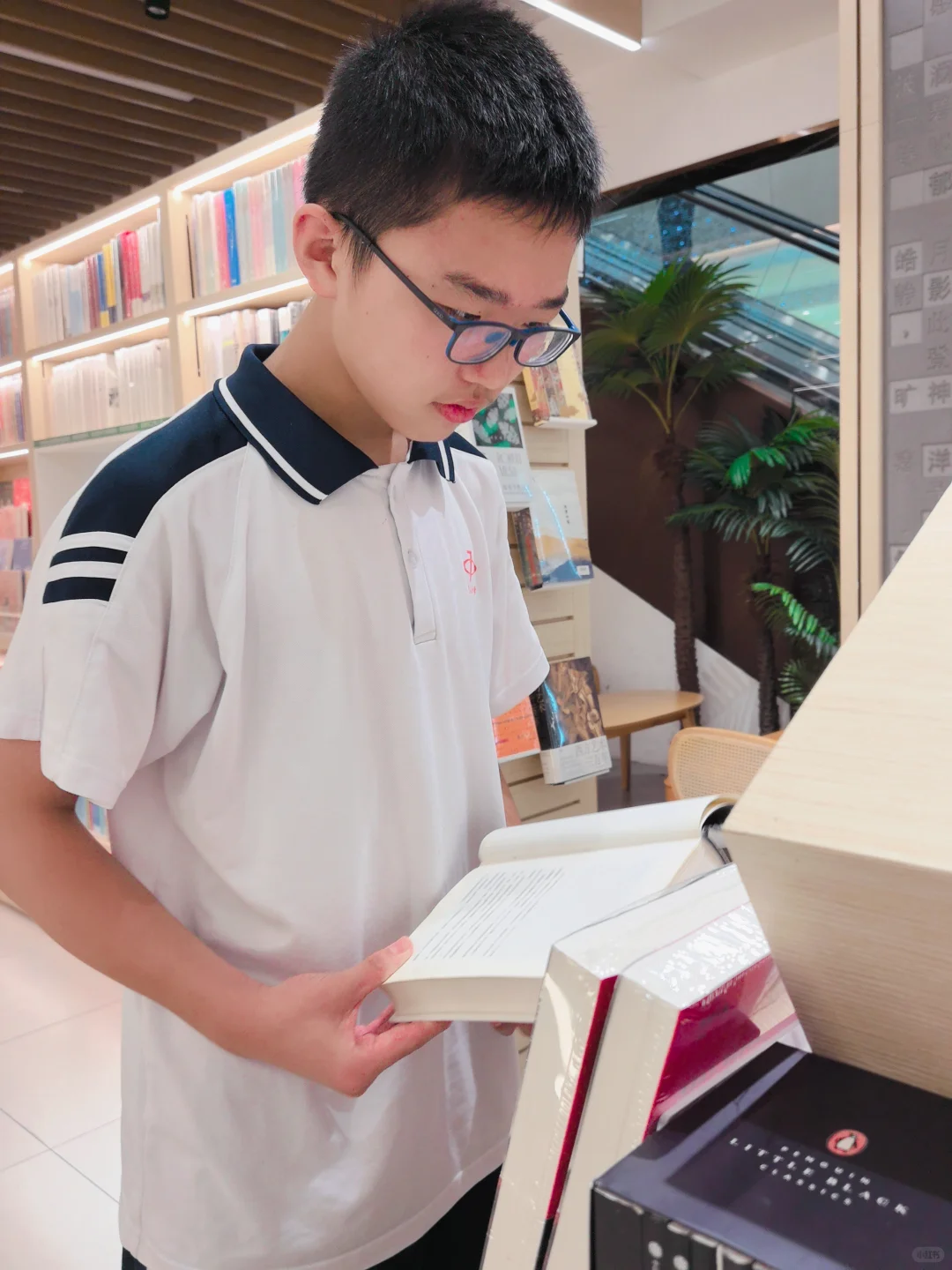 少年书页间的专注力