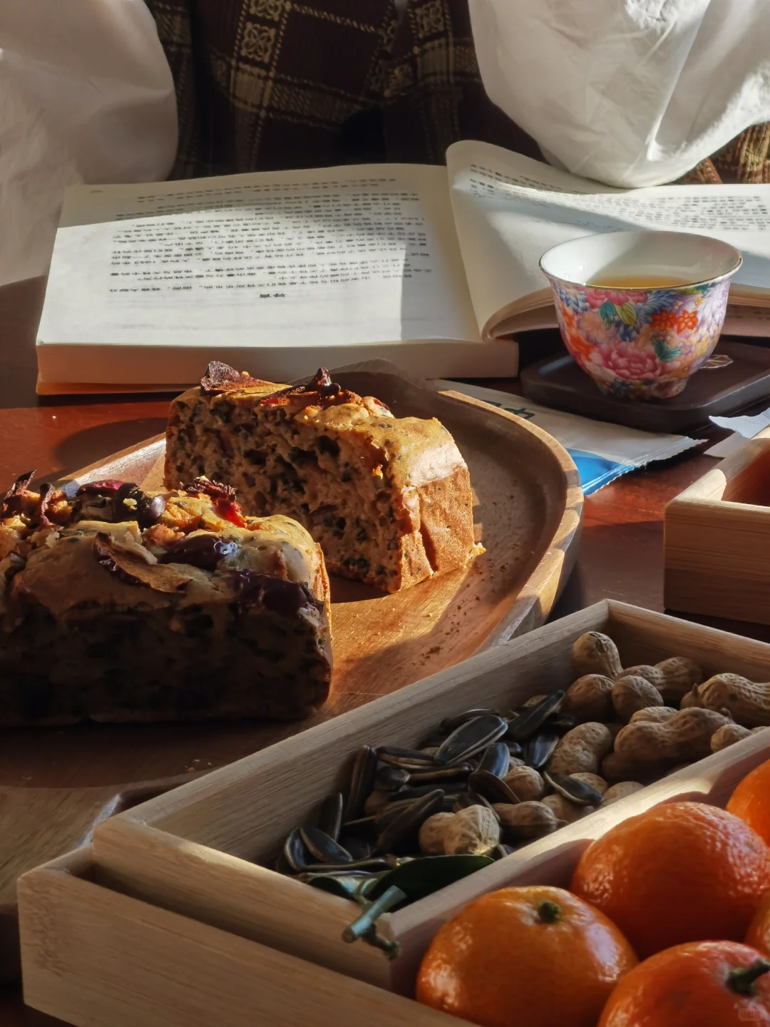 围炉煮茶共读一本书