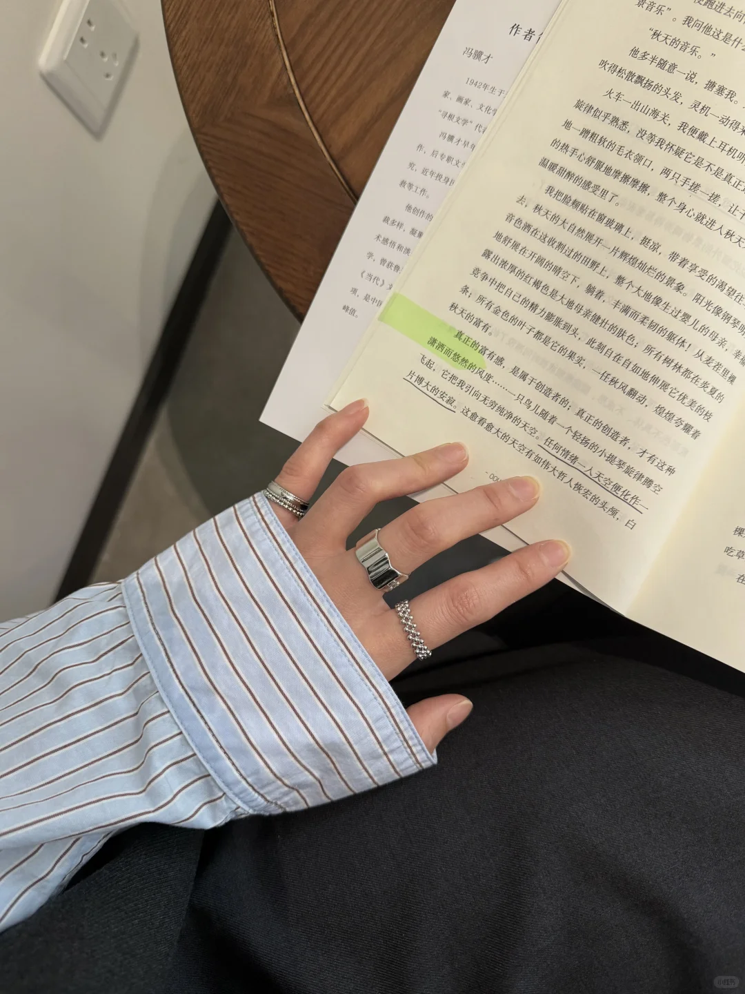 我会早上9点去咖啡馆读书