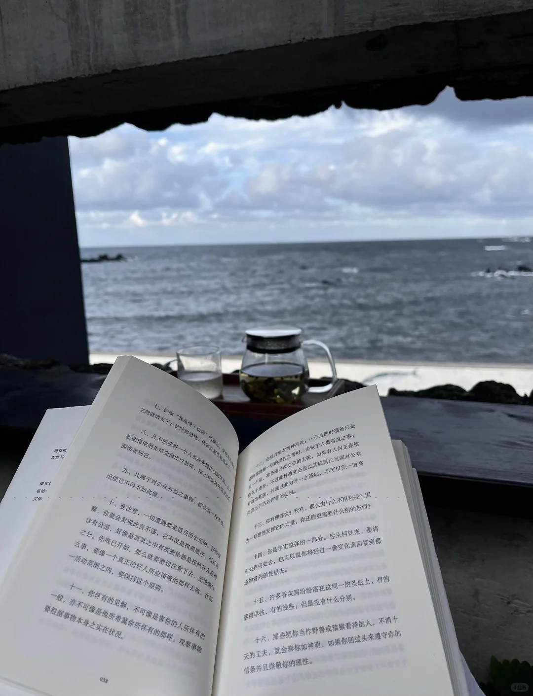海边绝美的窗前｜可以交换你正在读的书嘛📖