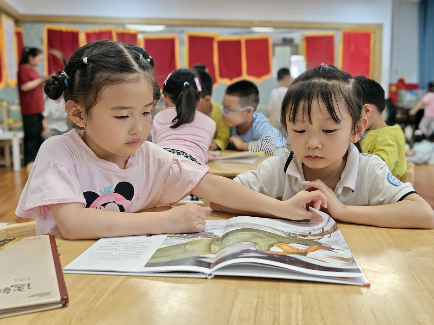 幼儿园小朋友的阅读时光📖
