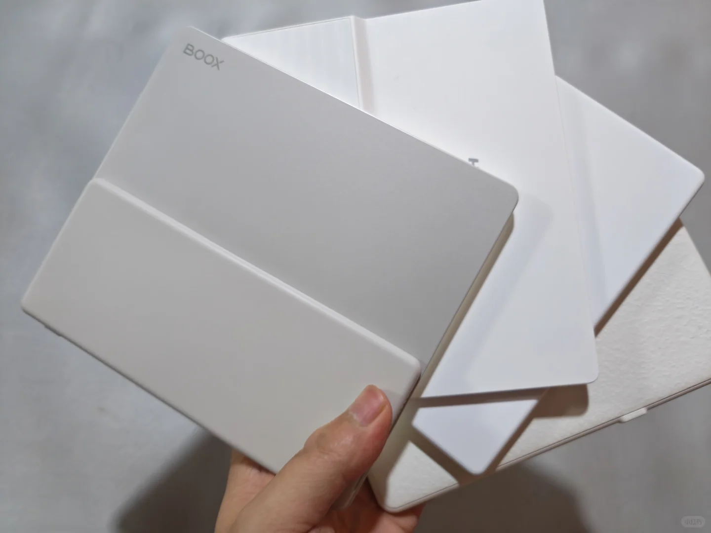 白色阅读器颜值确实是高，各家调教水平不同