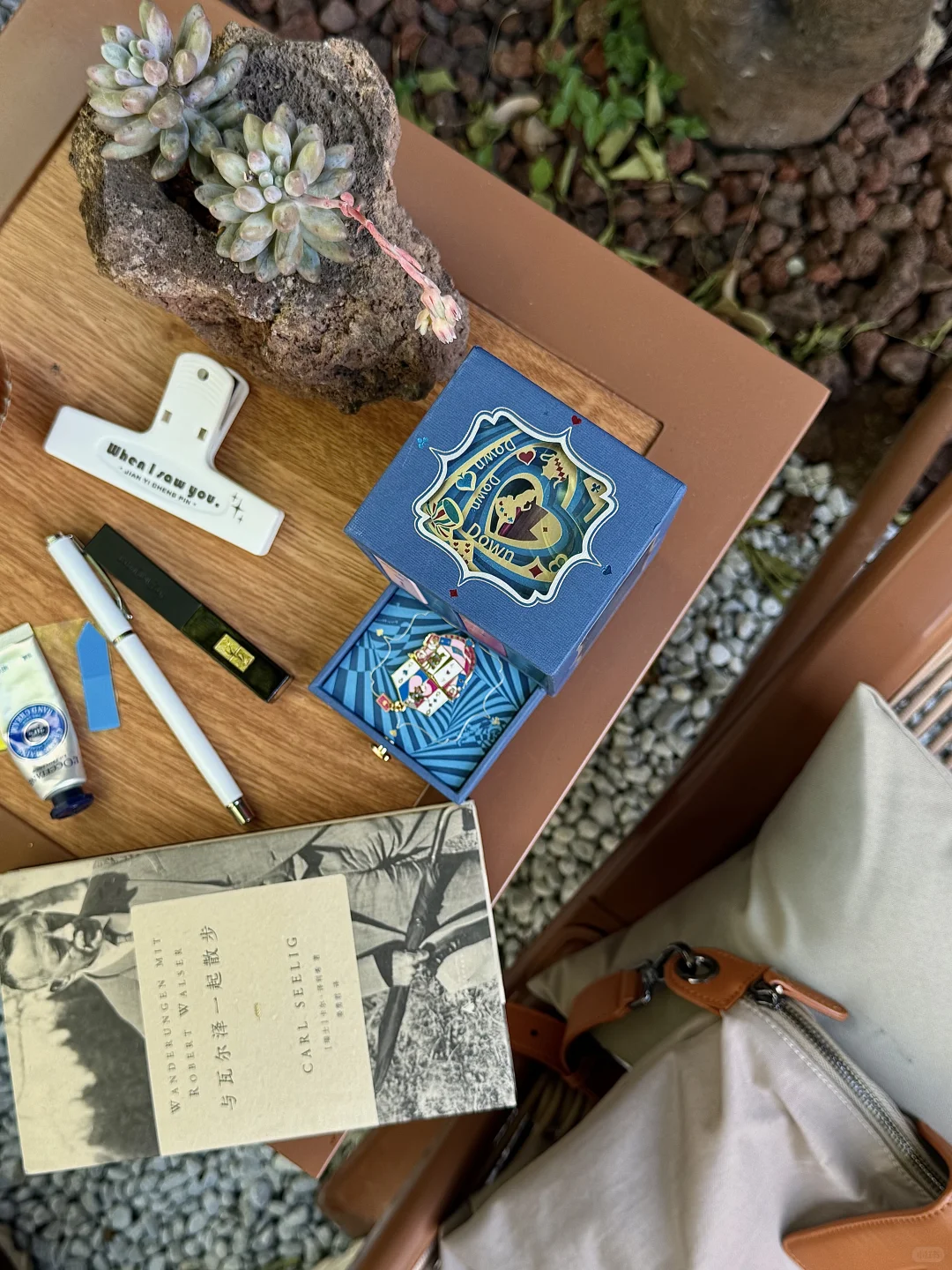 阅读、咖啡、散步，独自一人我很快乐