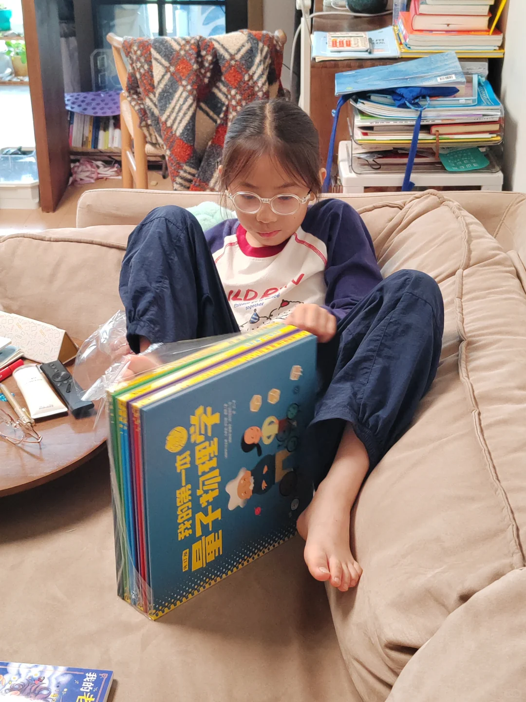 沉静在阅读世界里的小孩