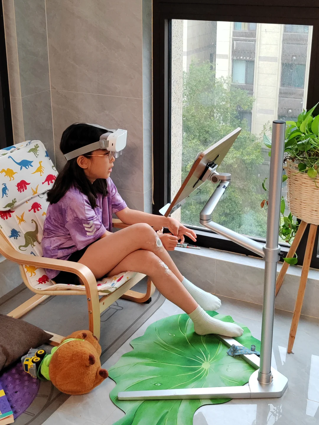 沉静在阅读世界里的小孩