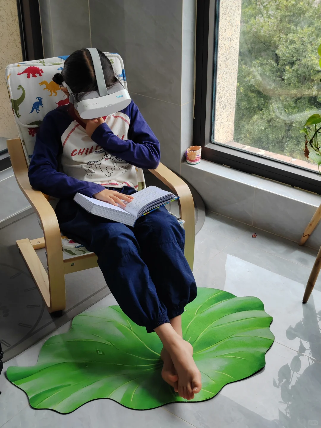 沉静在阅读世界里的小孩