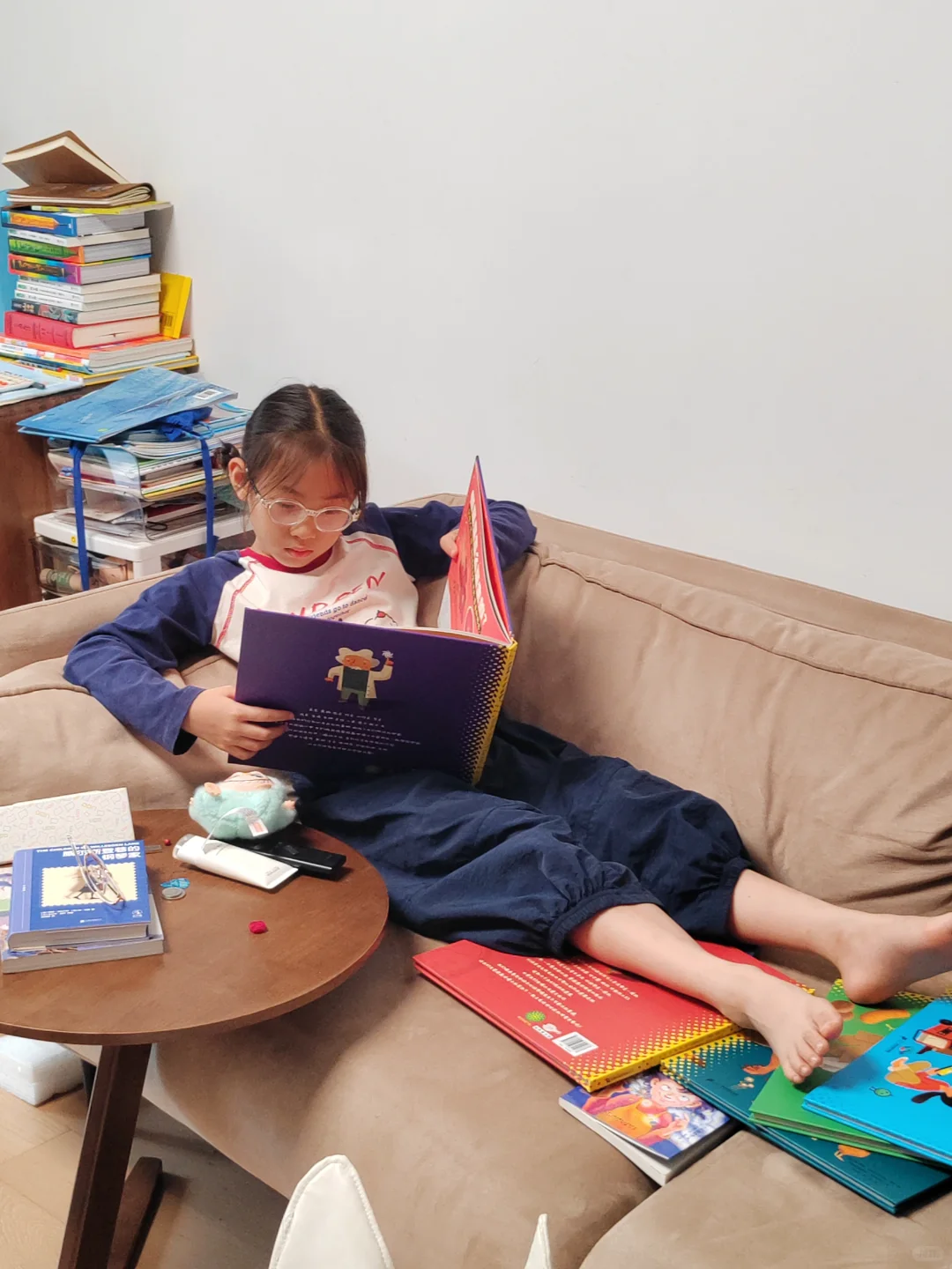 沉静在阅读世界里的小孩