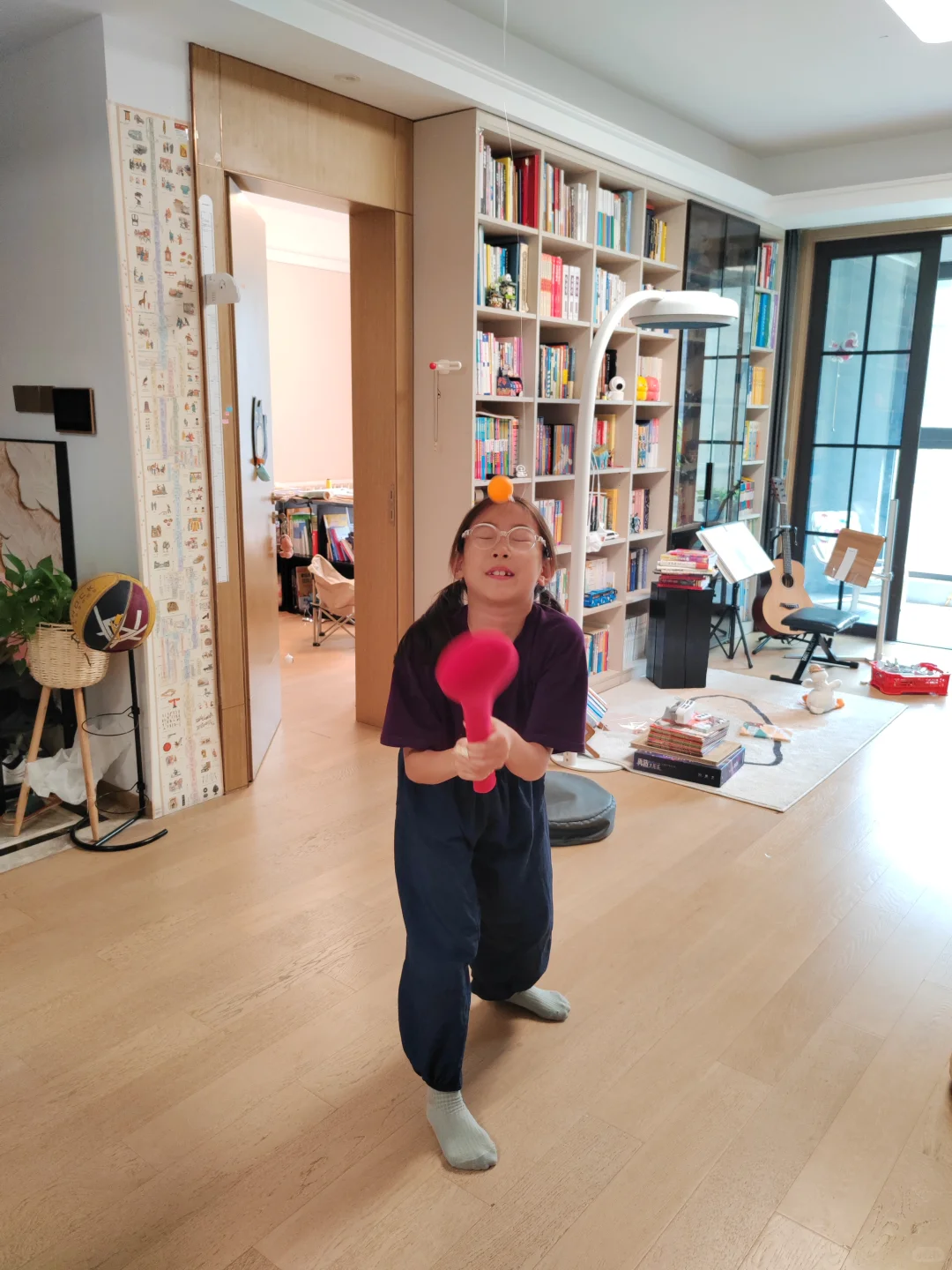 沉静在阅读世界里的小孩