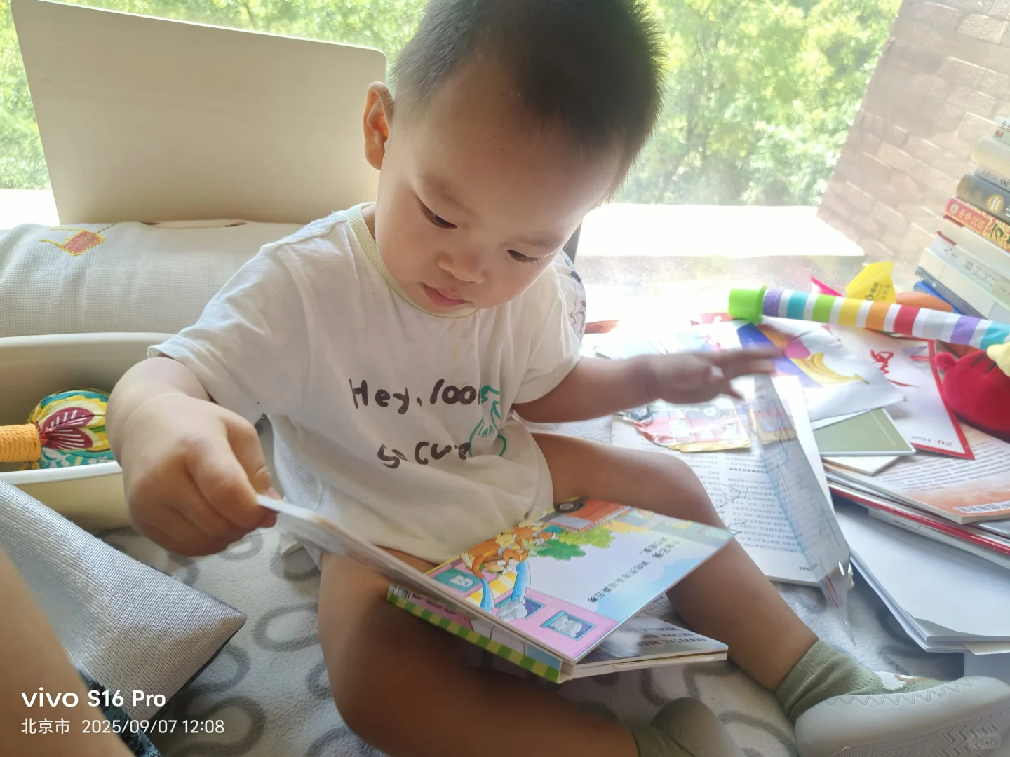 小孩的快乐就是爱看书🥰