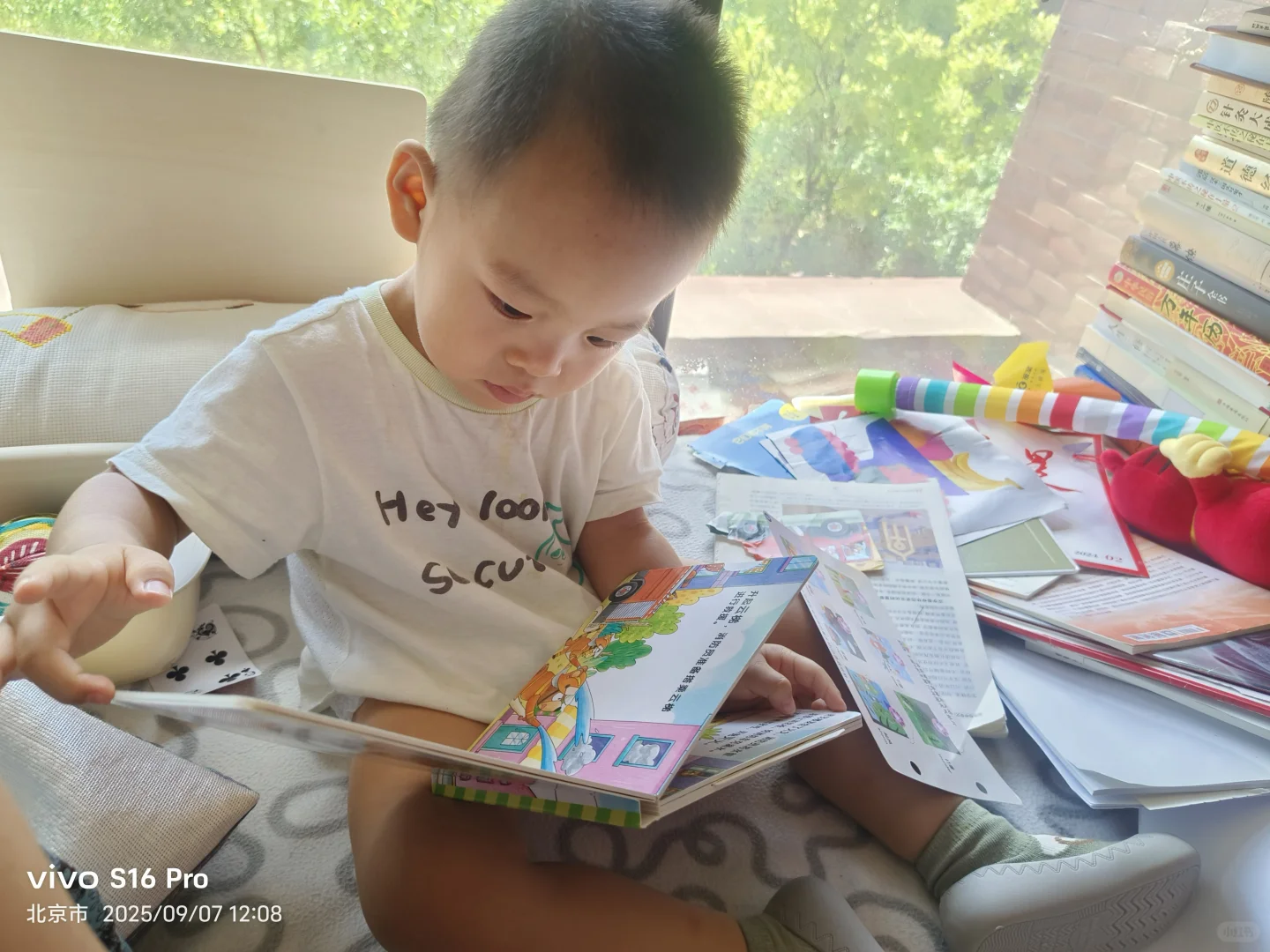 小孩的快乐就是爱看书🥰