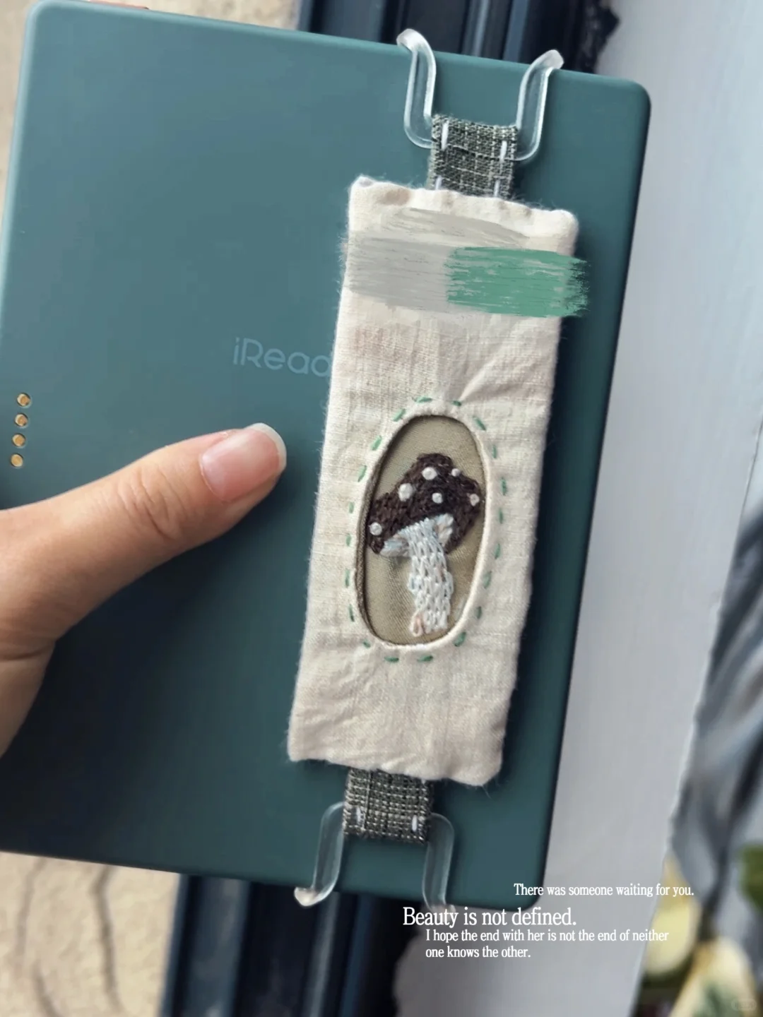一个蘑菇电纸书阅读器手持带