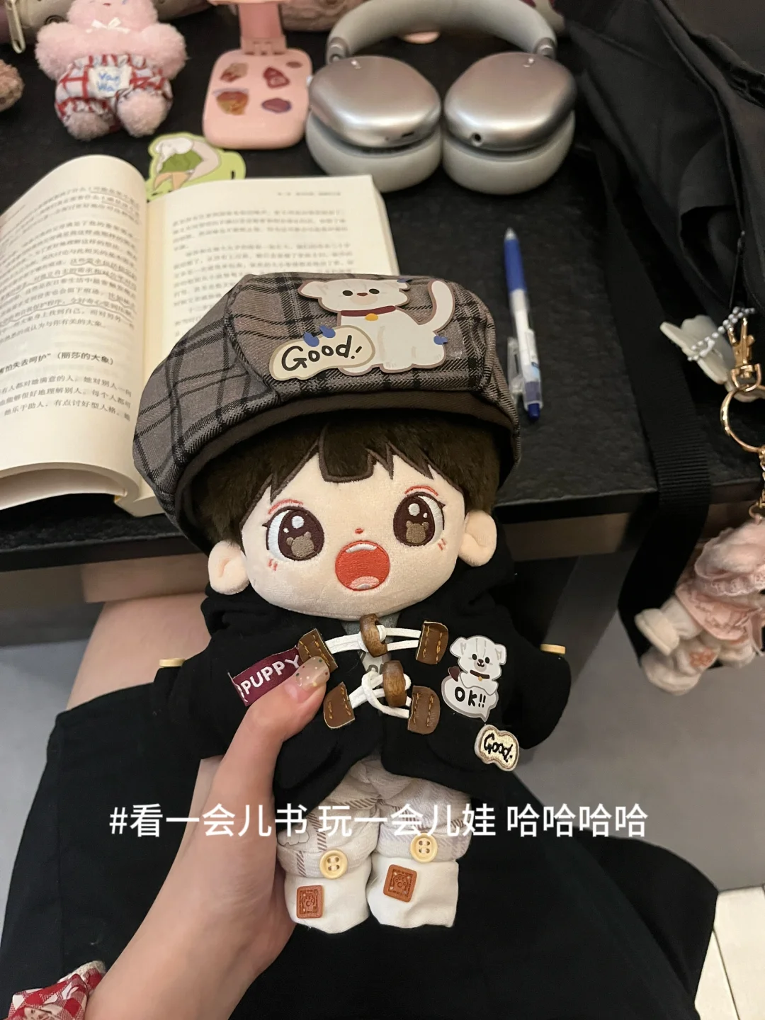 女大独处不停地看书…