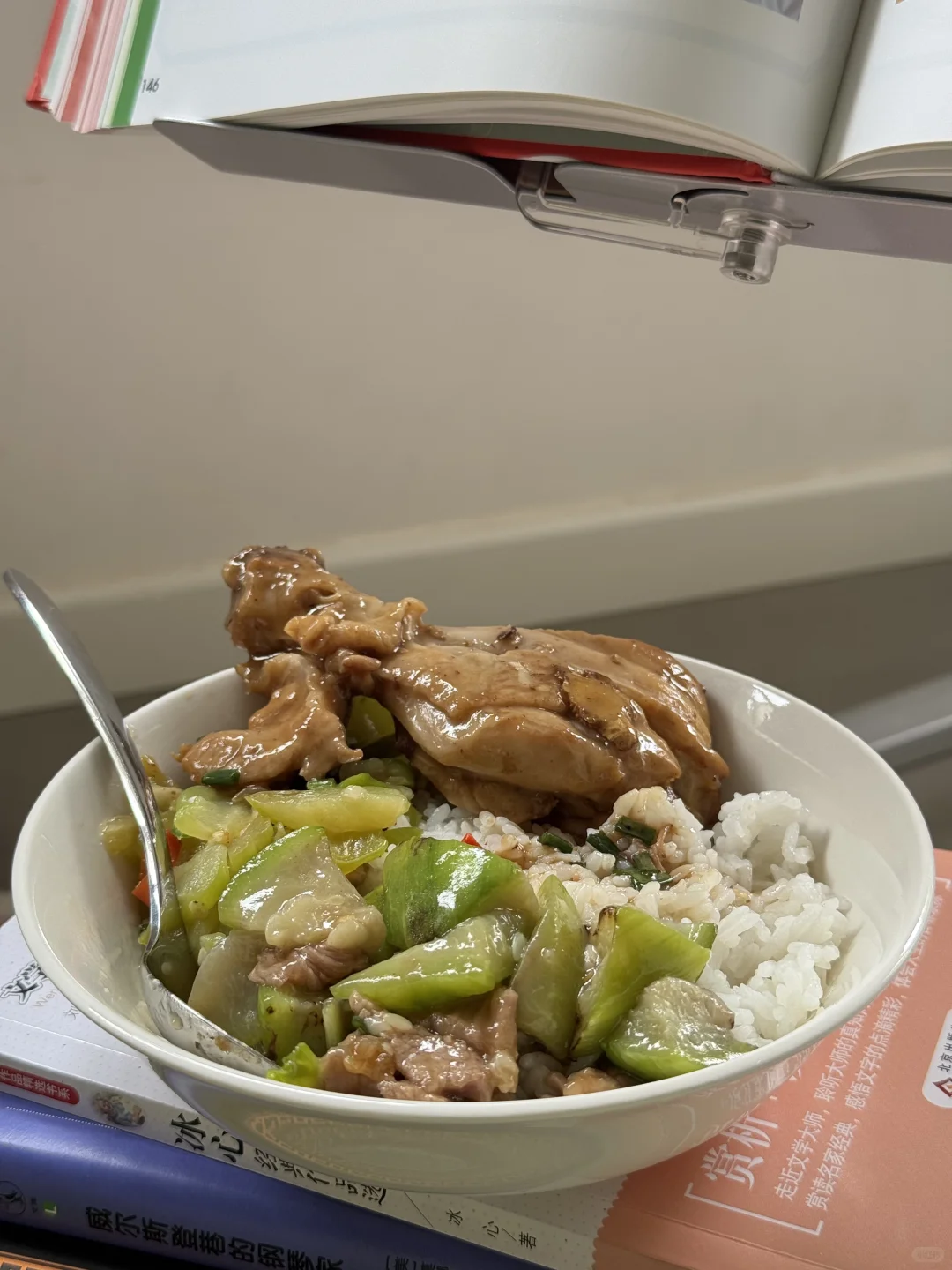 边吃饭边看书，不健康但很快乐