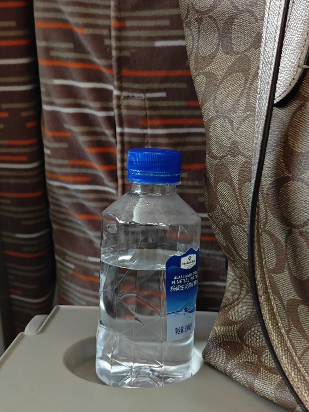 在高铁上沉浸式阅读6小时。