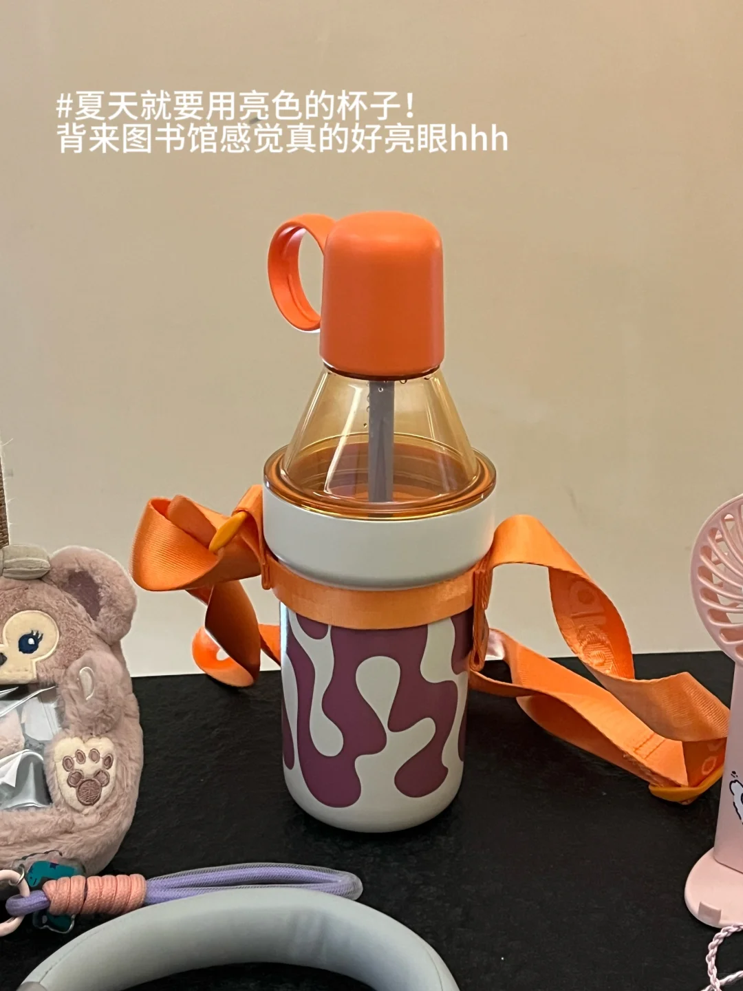 女大独处不停地看书…