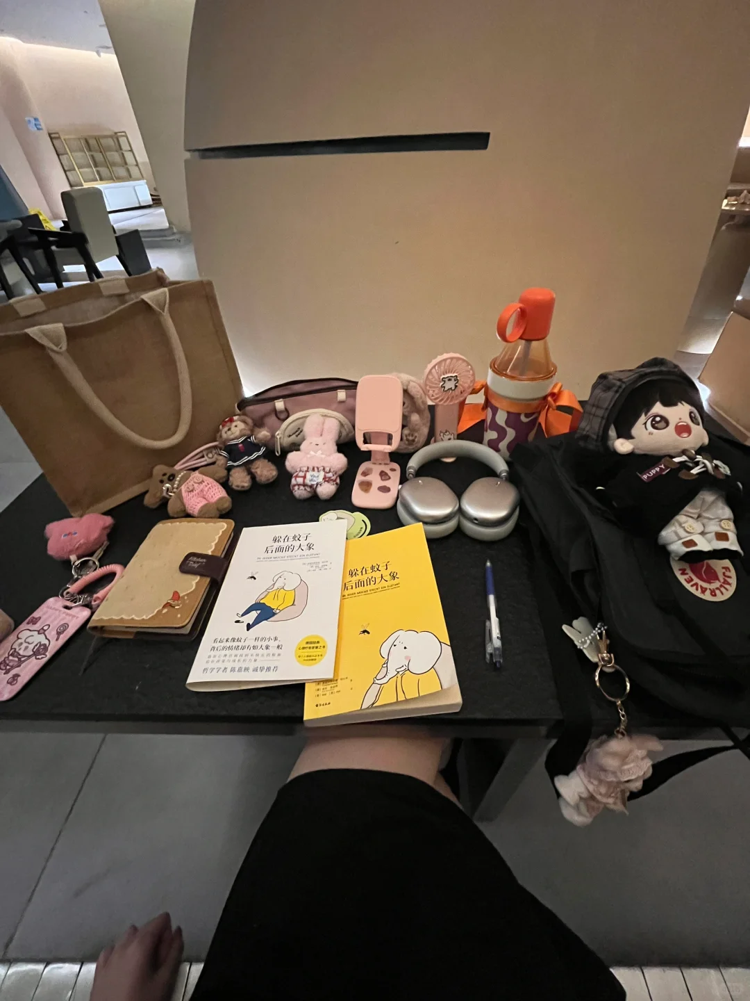 女大独处不停地看书…