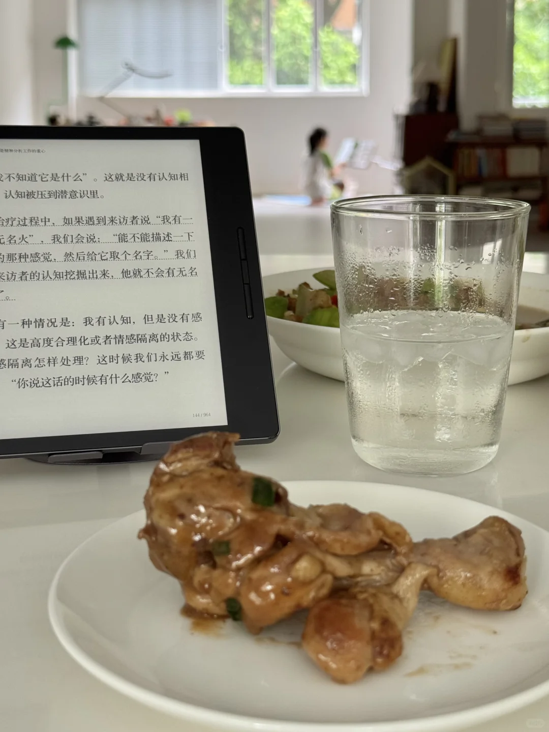 边吃饭边看书，不健康但很快乐
