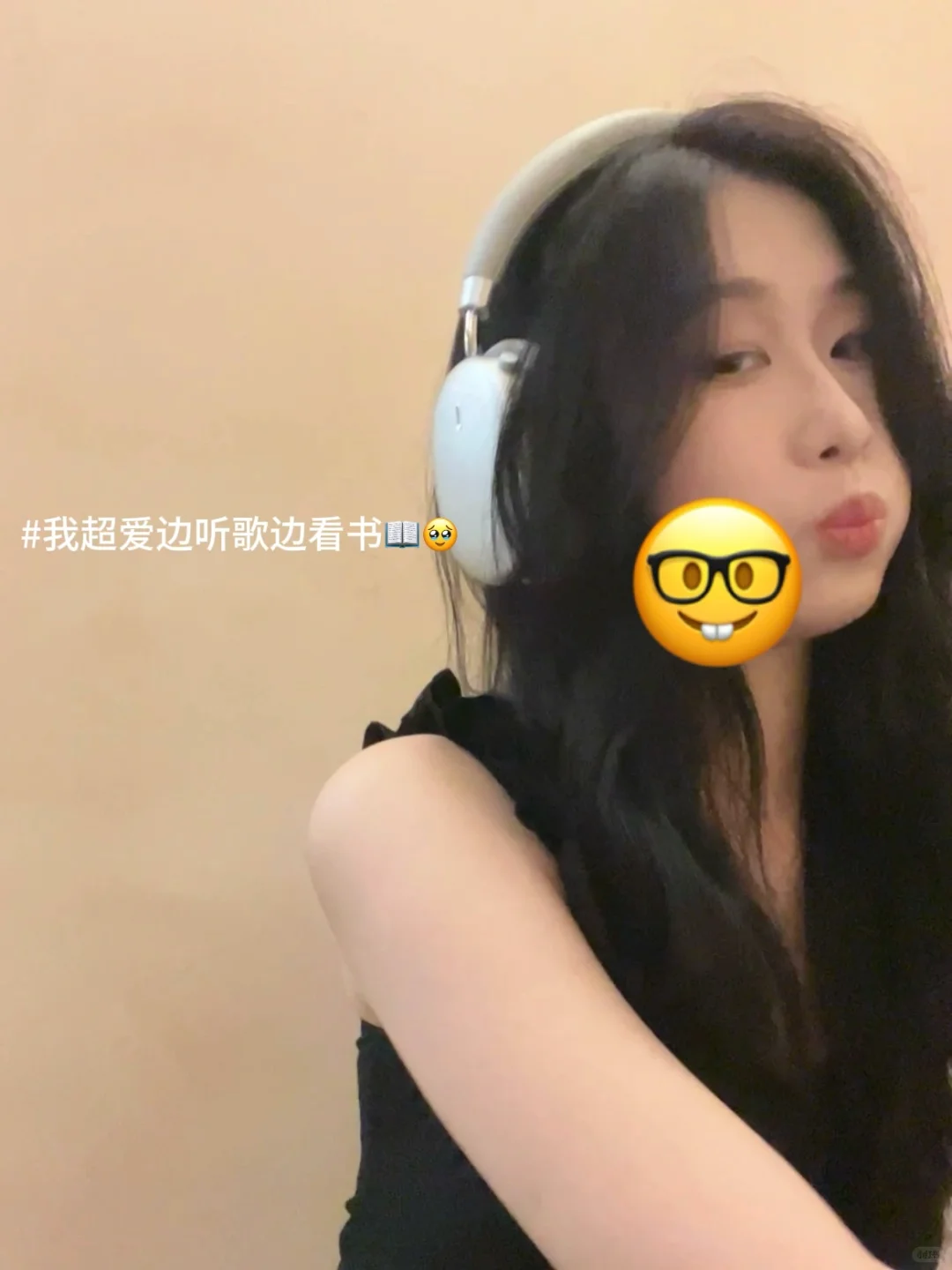 女大独处不停地看书…