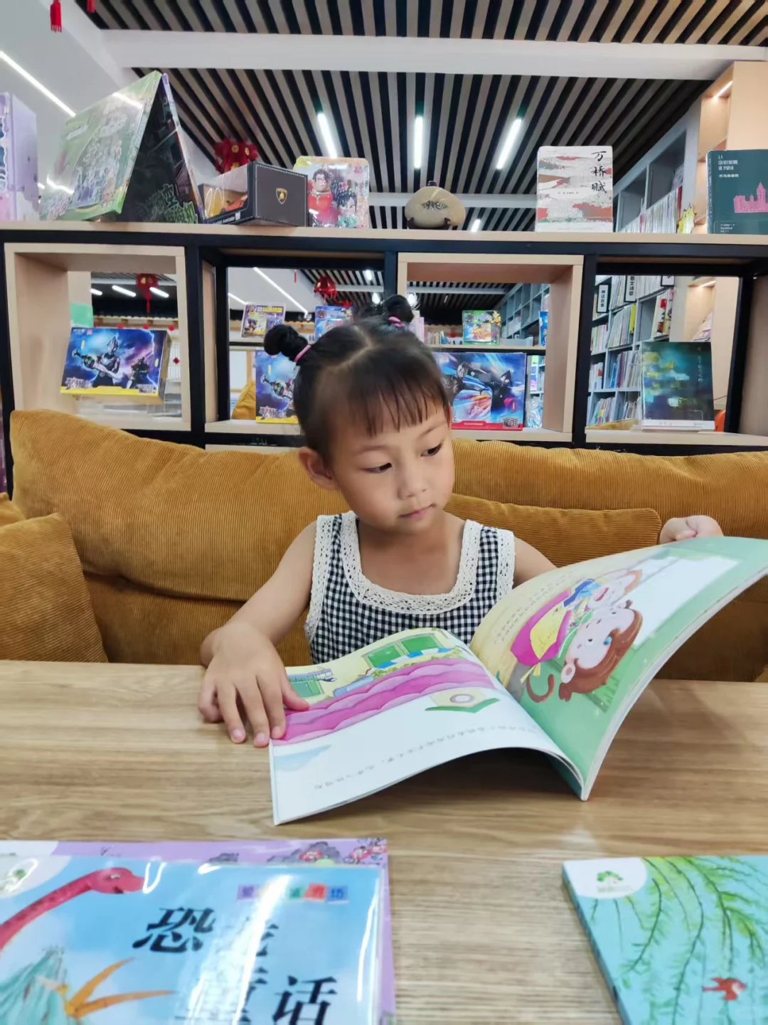 带娃Plog | 小小身影，藏在书堆里📖