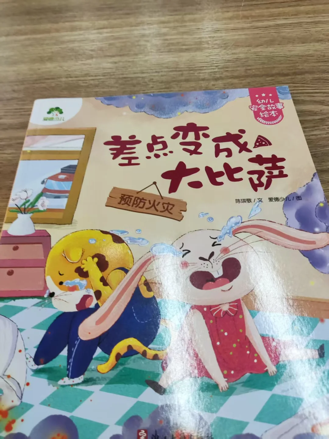 带娃Plog | 小小身影，藏在书堆里📖