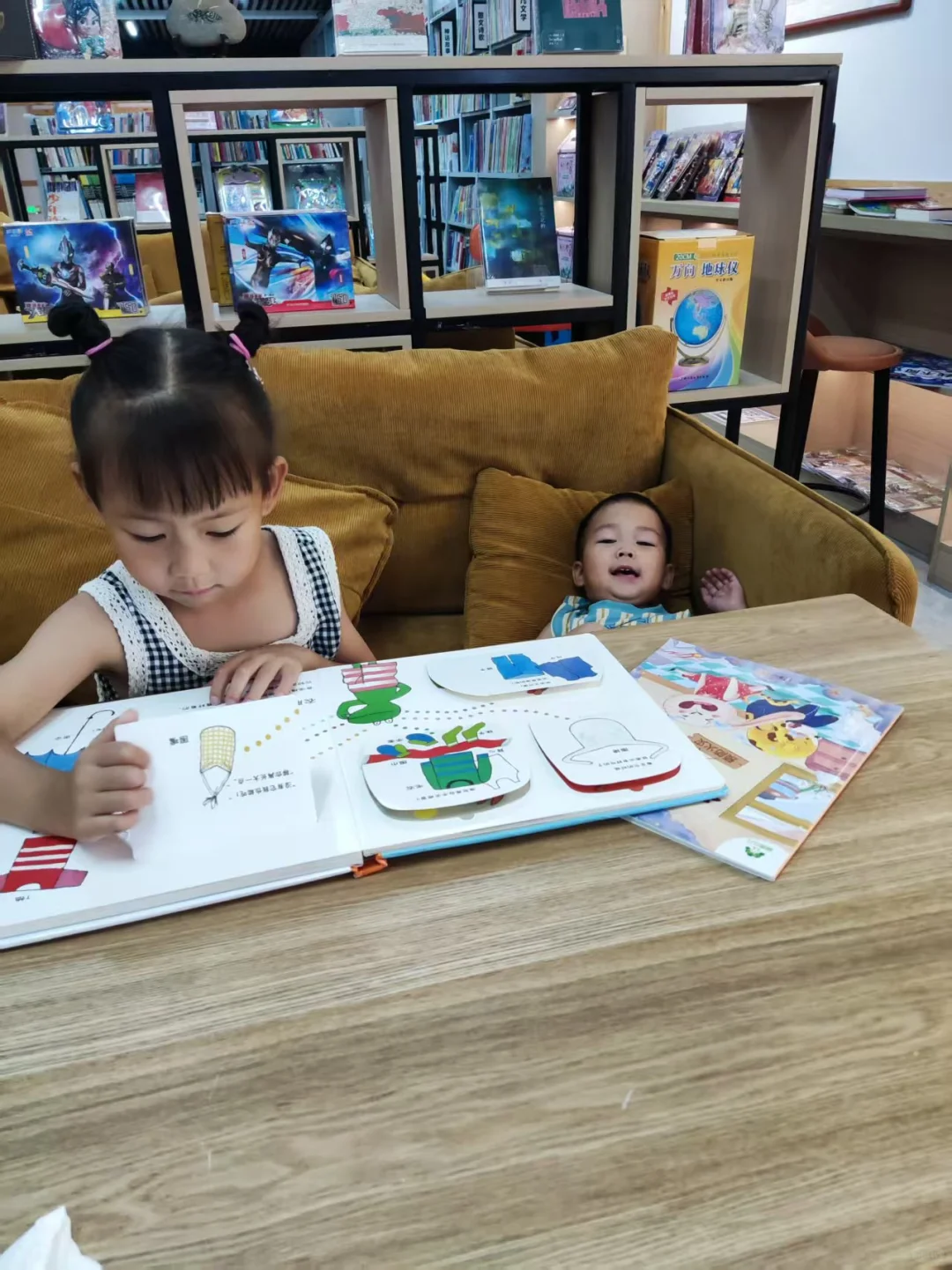 带娃Plog | 小小身影，藏在书堆里📖