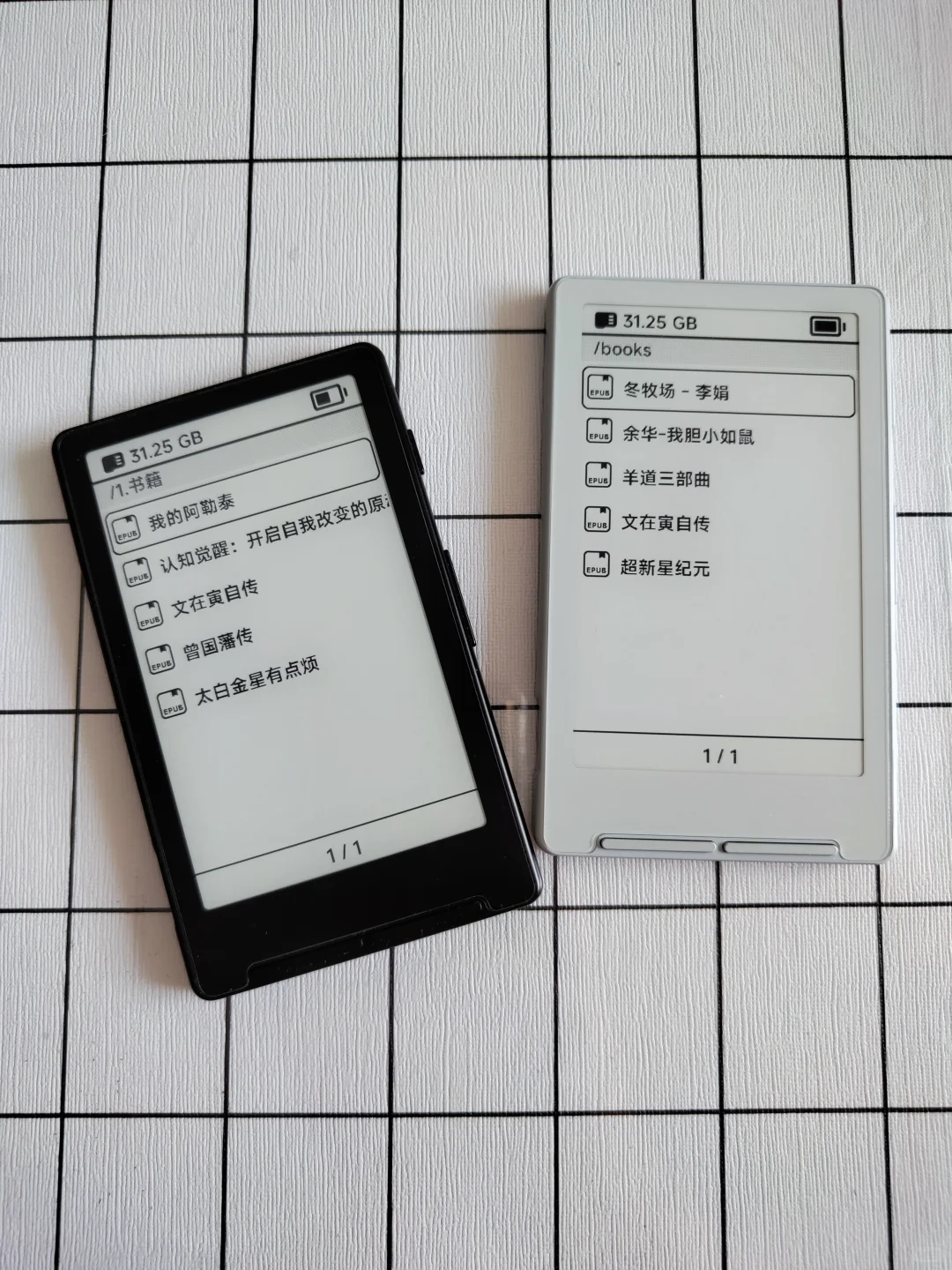 巴掌大的墨水屏阅读器，我一手拿2个