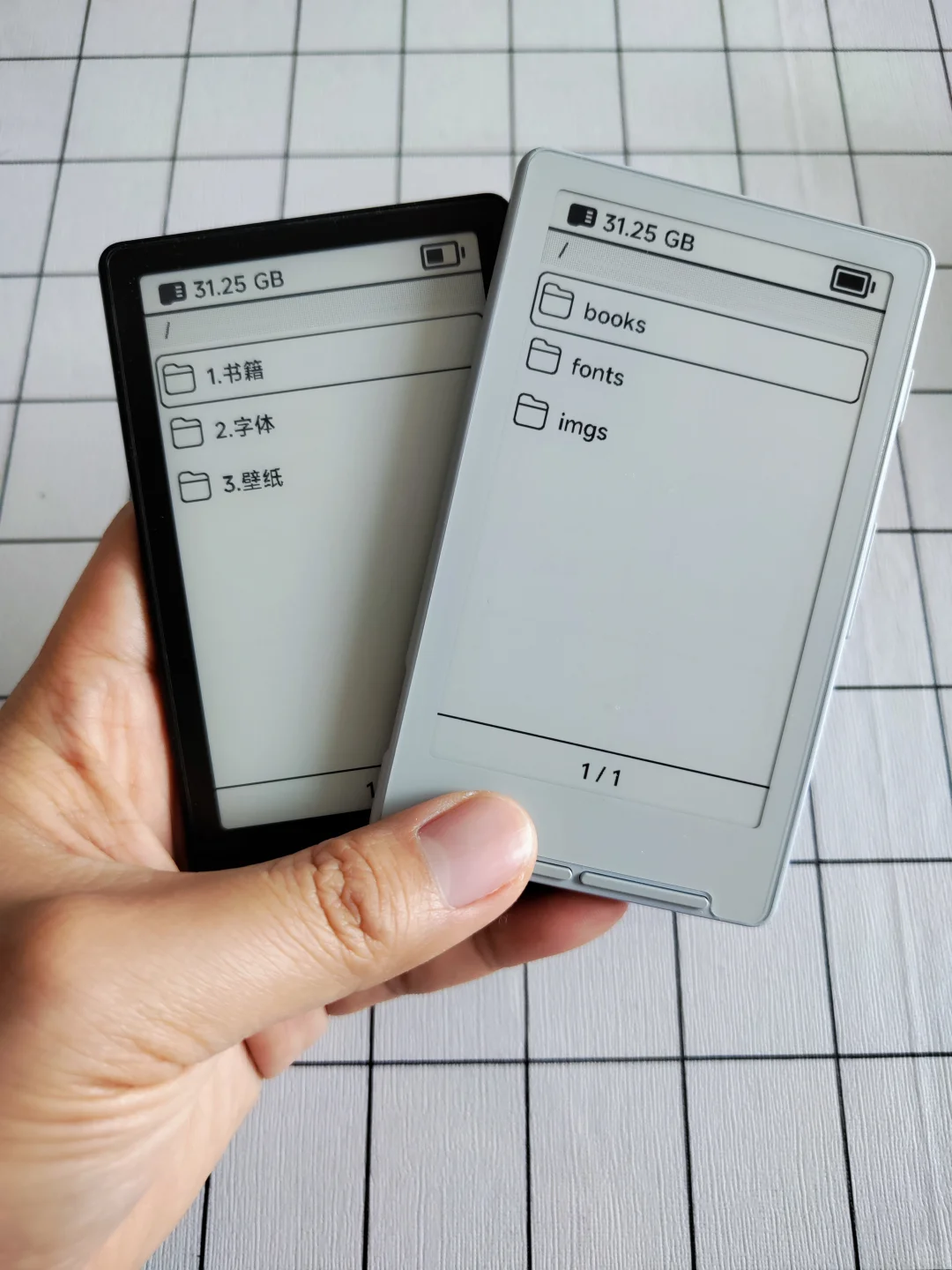 巴掌大的墨水屏阅读器，我一手拿2个