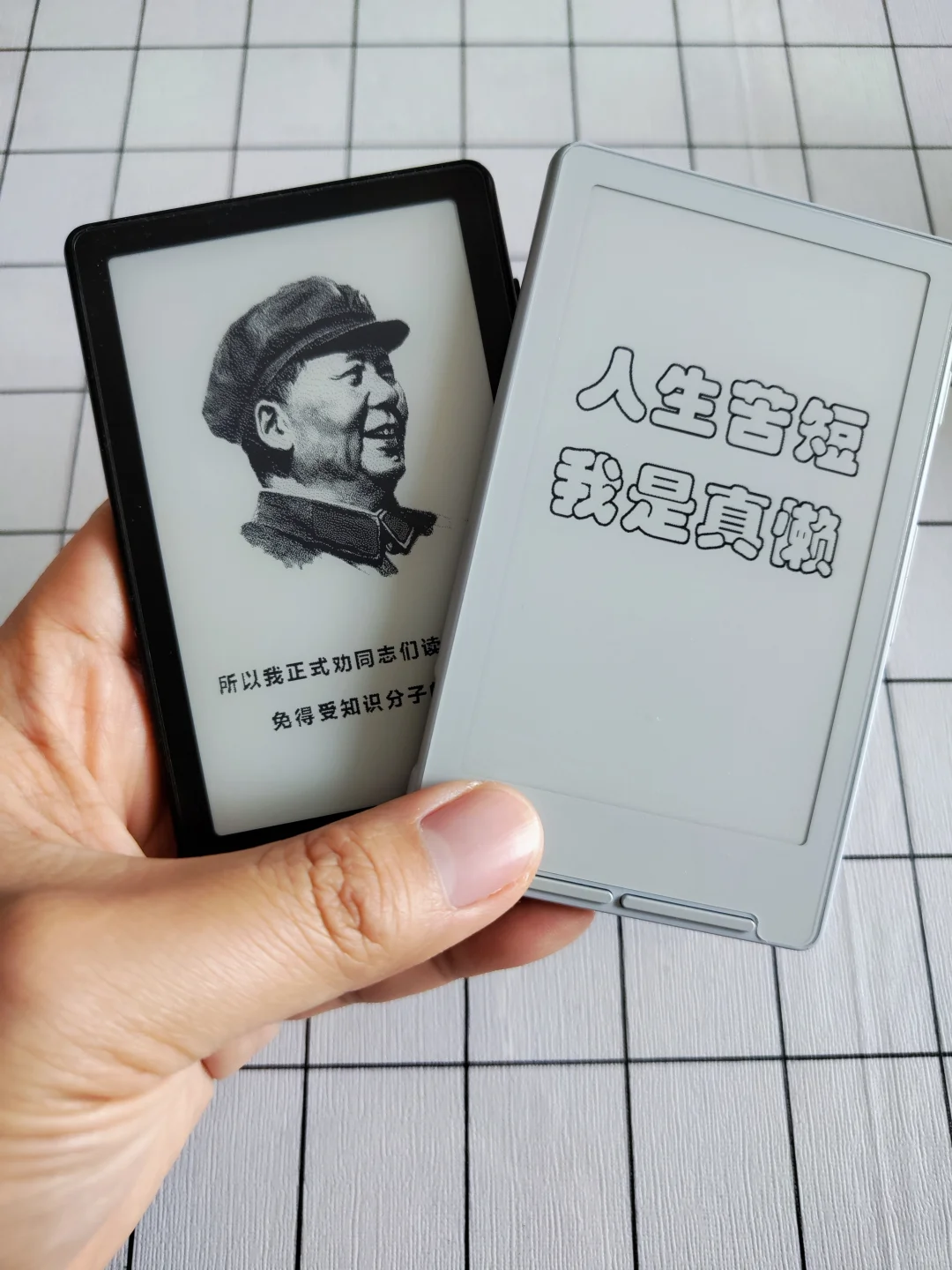 巴掌大的墨水屏阅读器，我一手拿2个