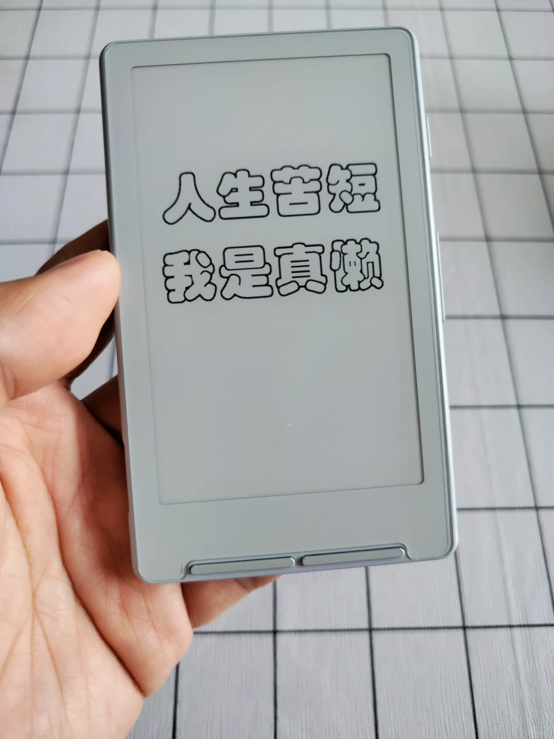 巴掌大的墨水屏阅读器，我一手拿2个