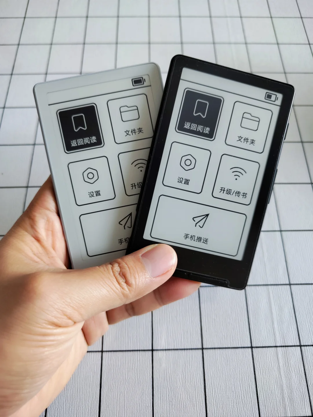 巴掌大的墨水屏阅读器，我一手拿2个