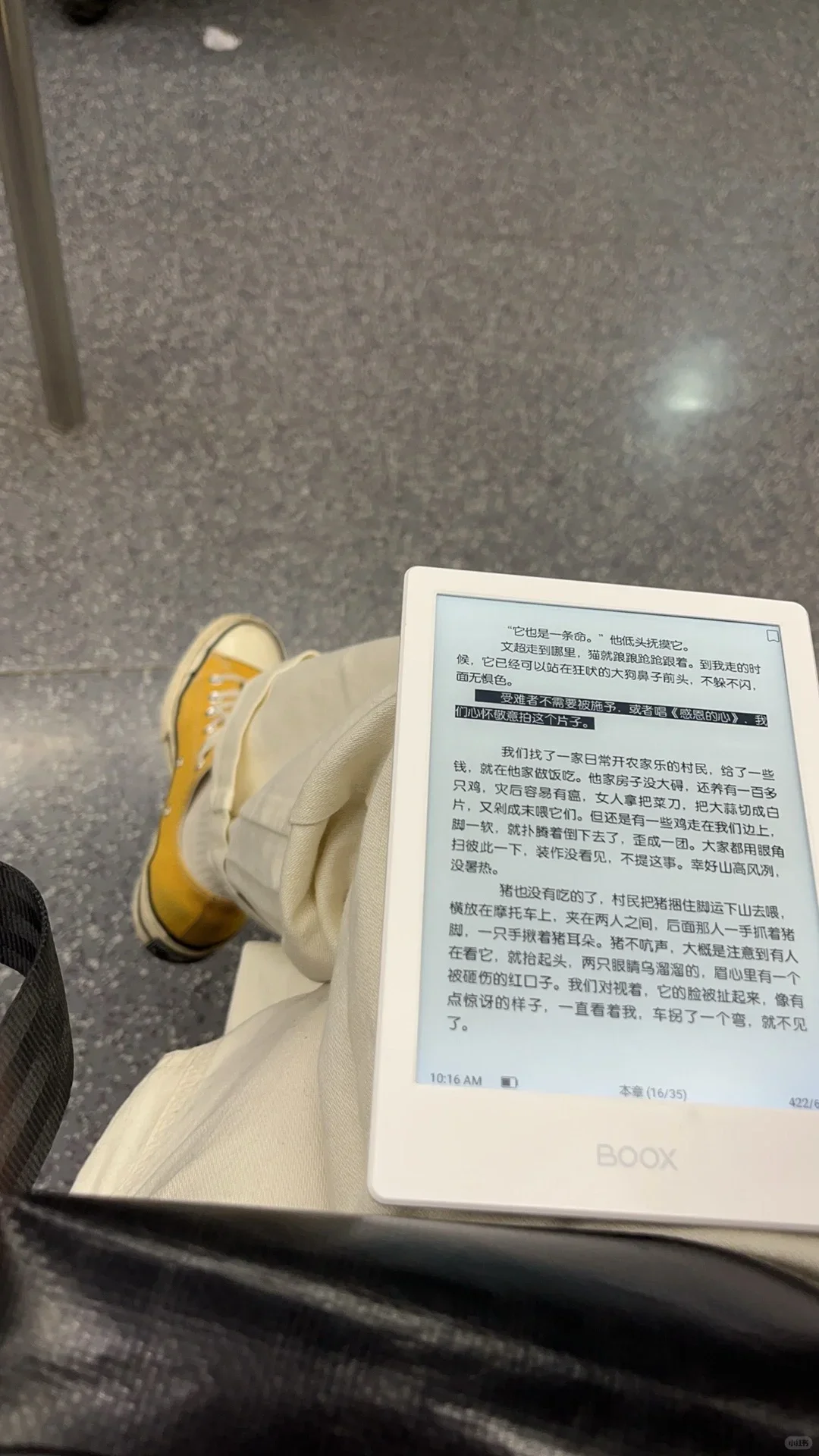 地铁是现代人的移动读书角
