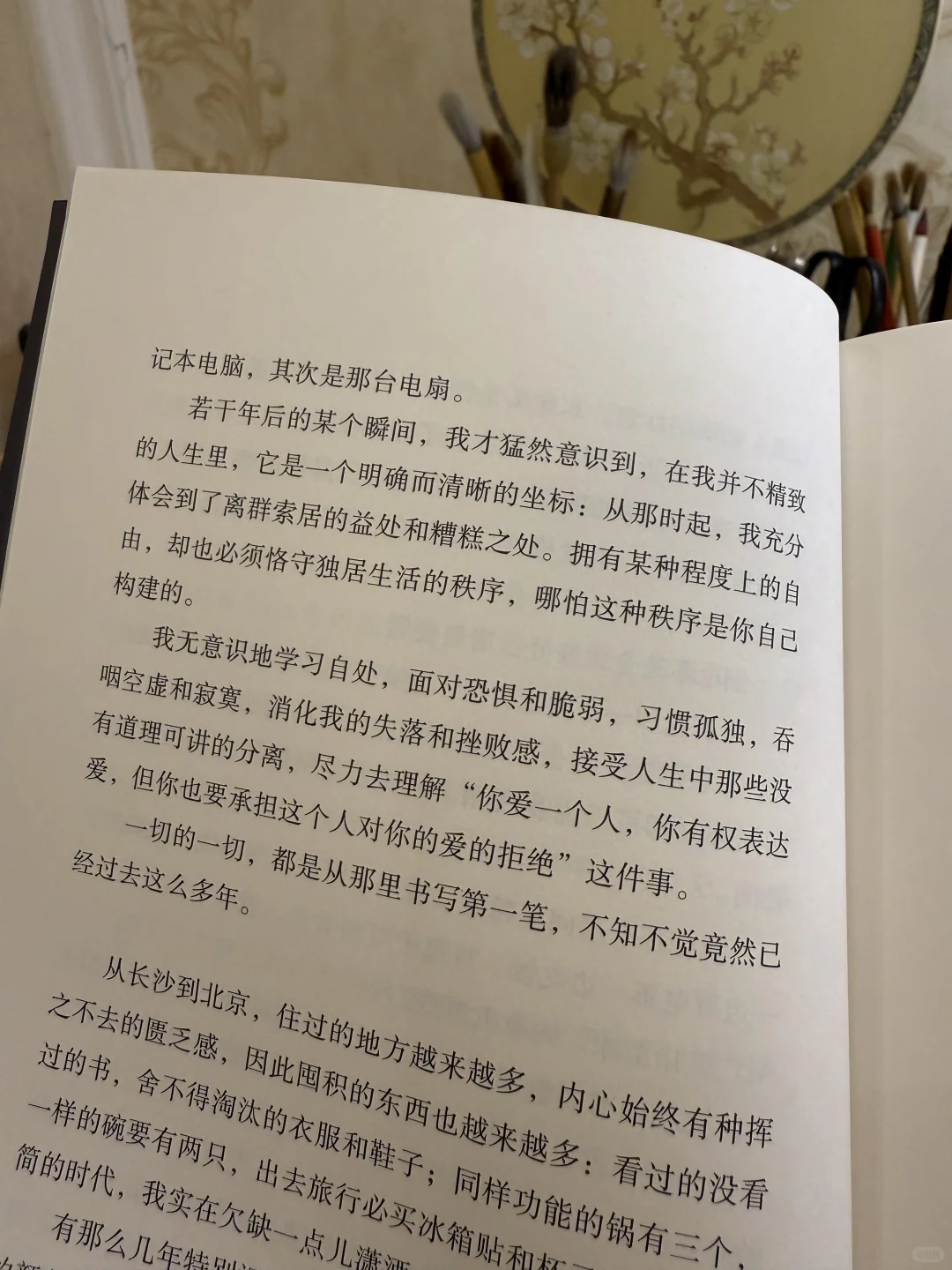 她最擅长在废墟里，指给我们看星星！