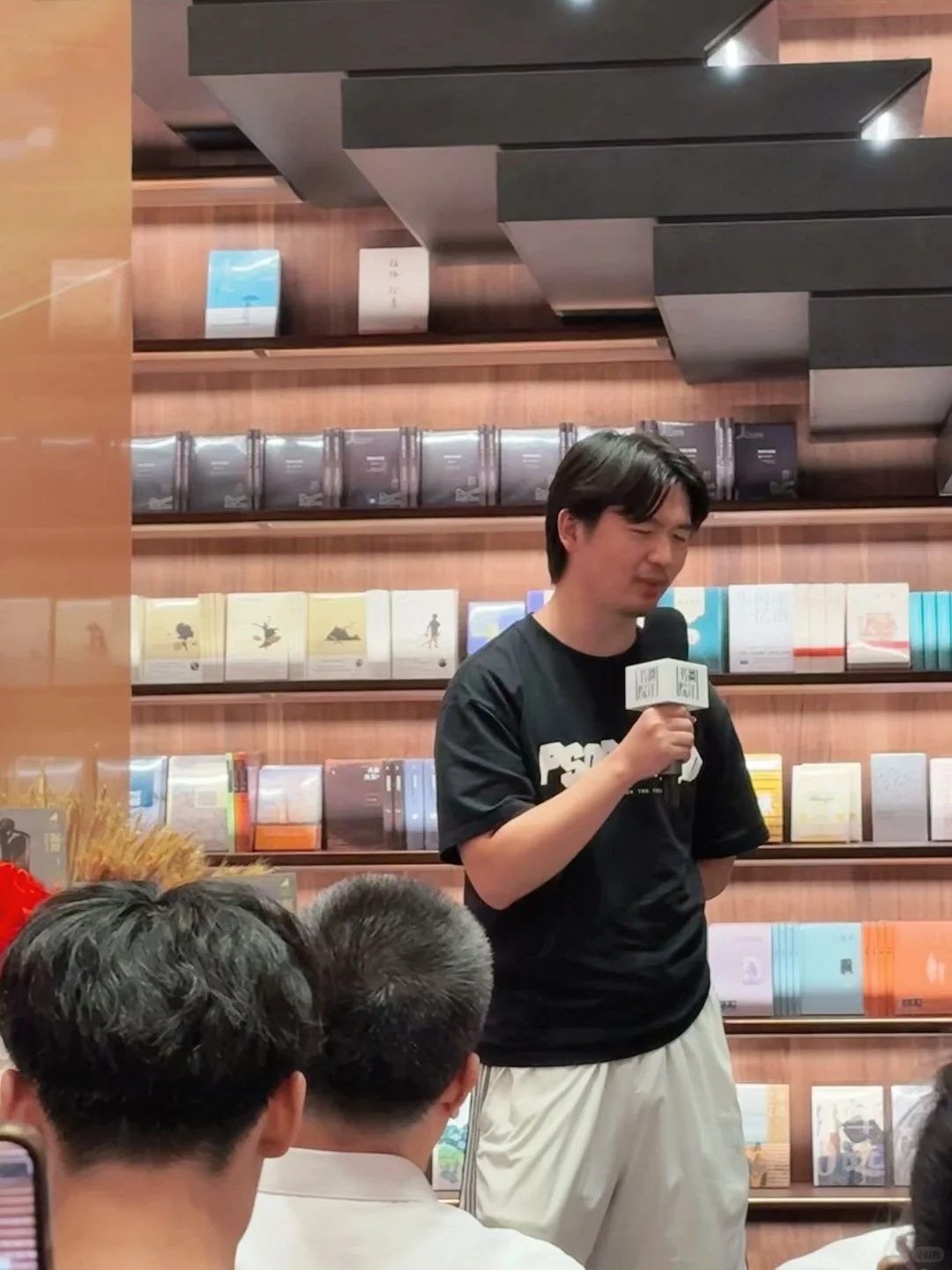 去看了刘楚昕《泥潭》的新书发布会。